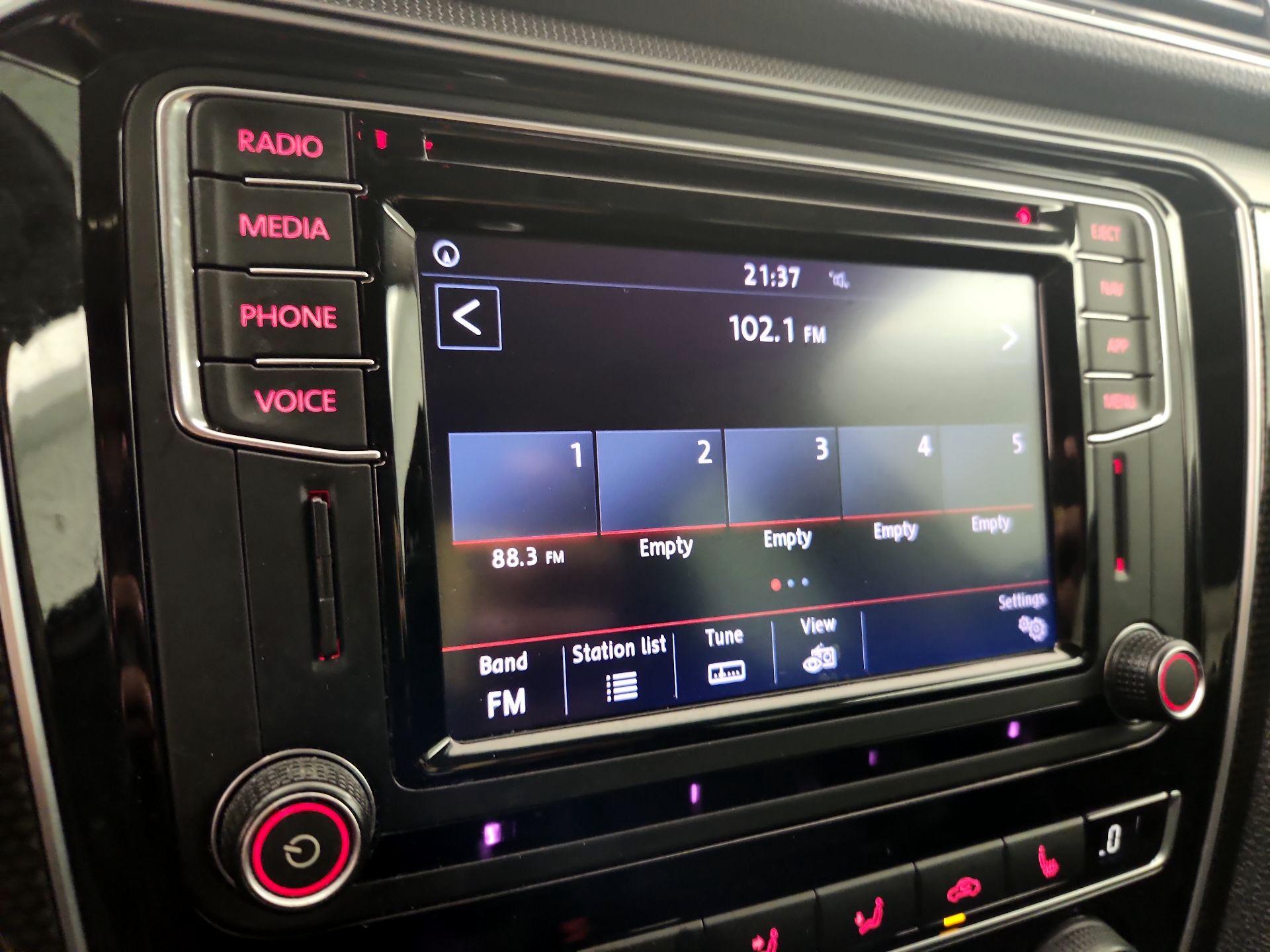 Thumbnail: 2019 Volkswagen Passat - 16