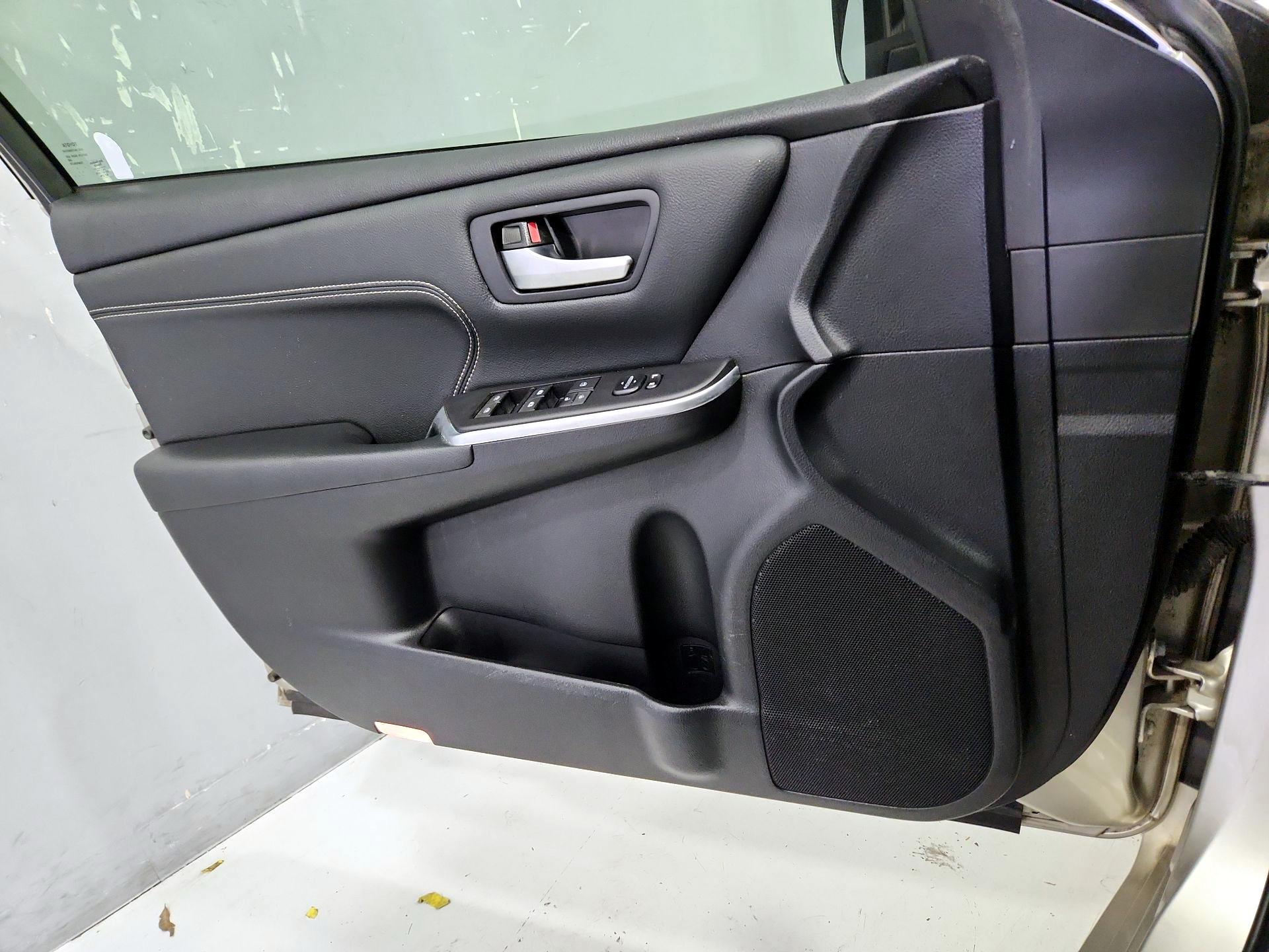 Thumbnail: 2015 Toyota Camry - 12