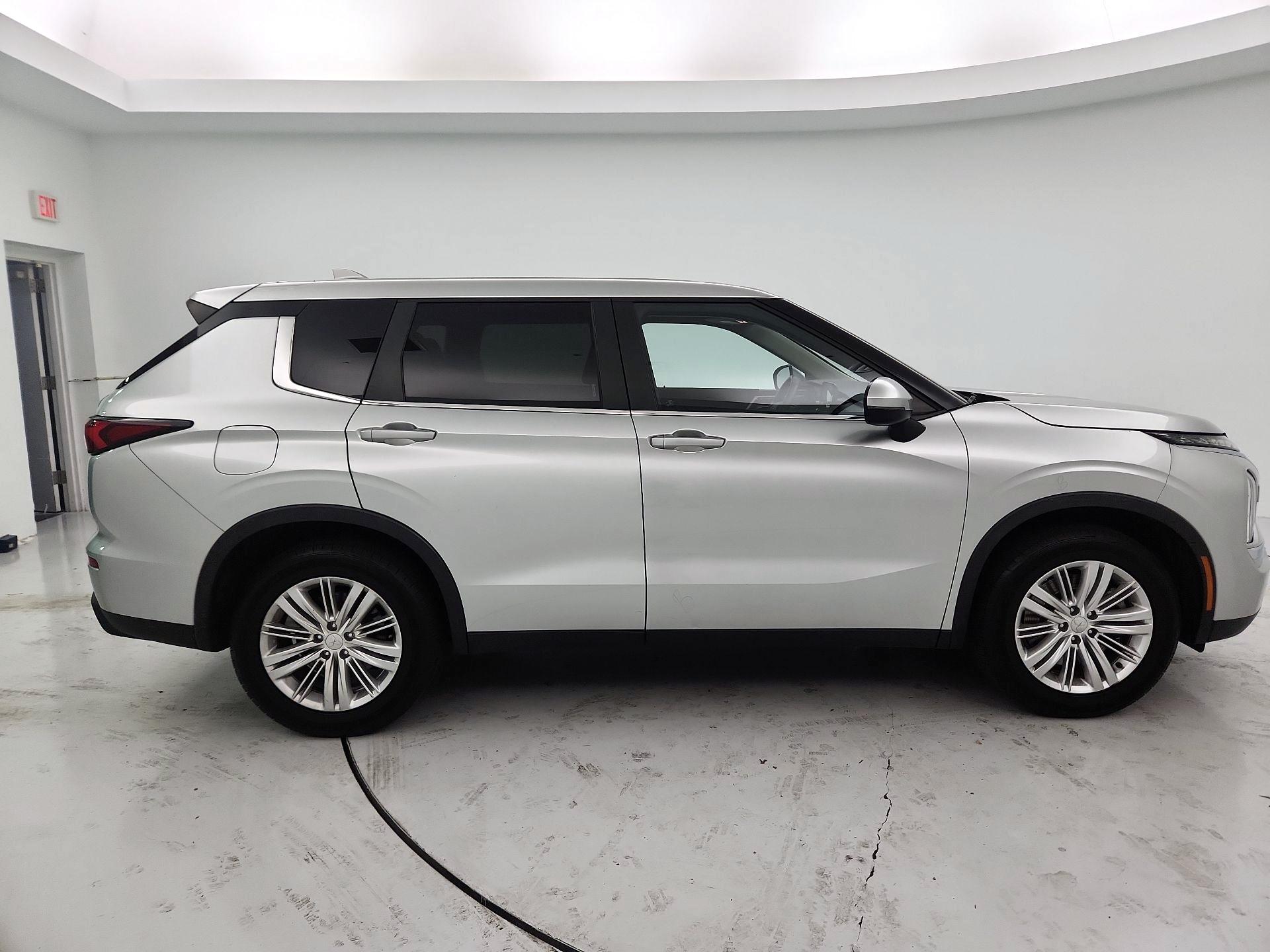 Thumbnail: 2022 Mitsubishi Outlander - 4