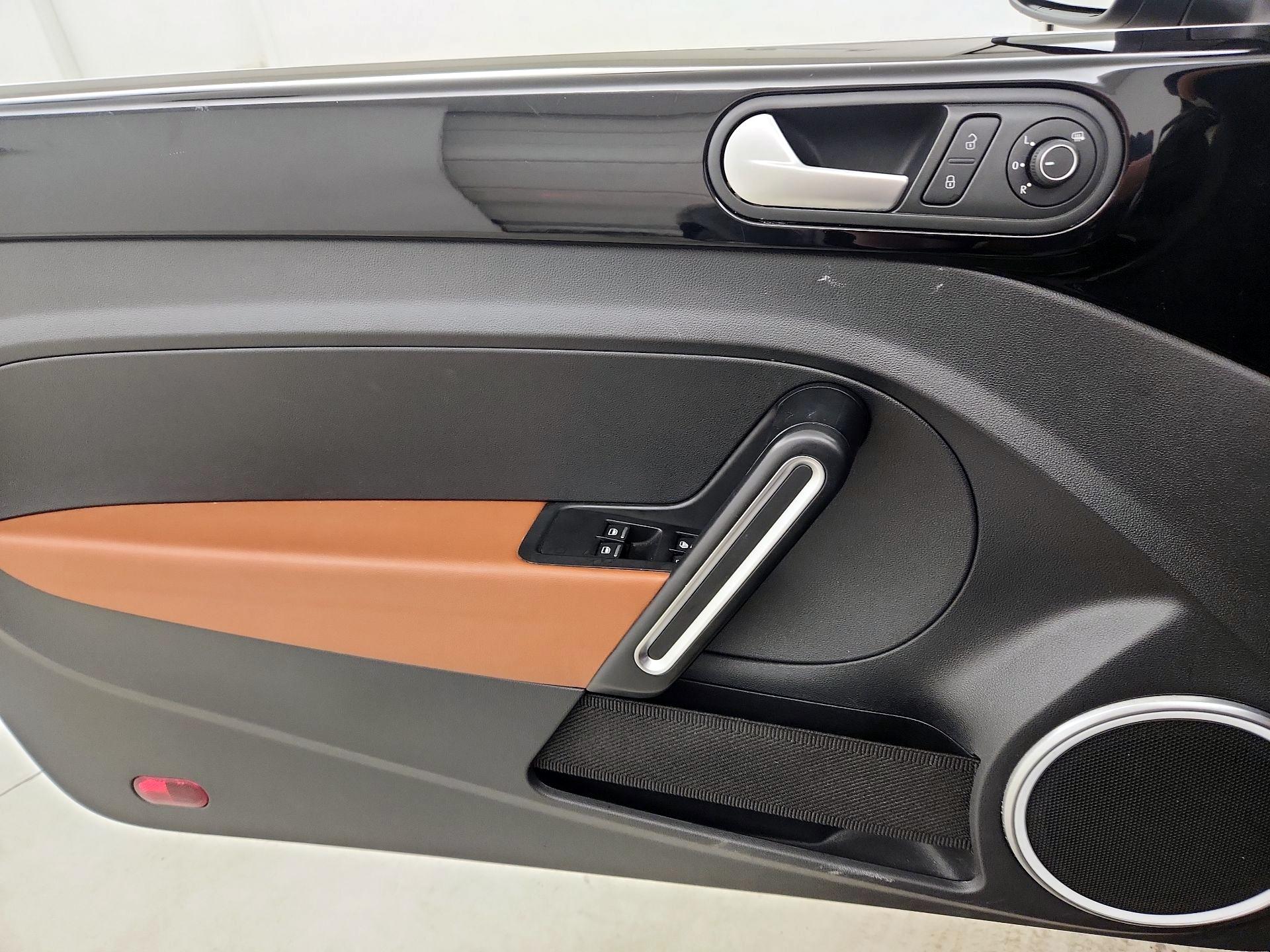 Thumbnail: 2015 Volkswagen Beetle - 12