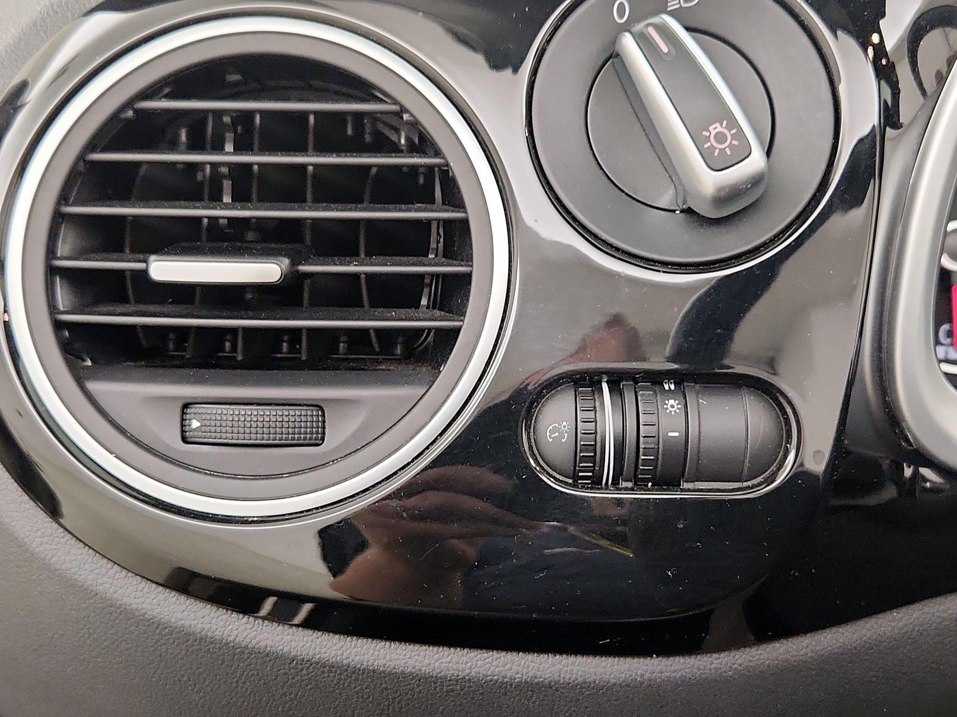 Thumbnail: 2015 Volkswagen Beetle - 13
