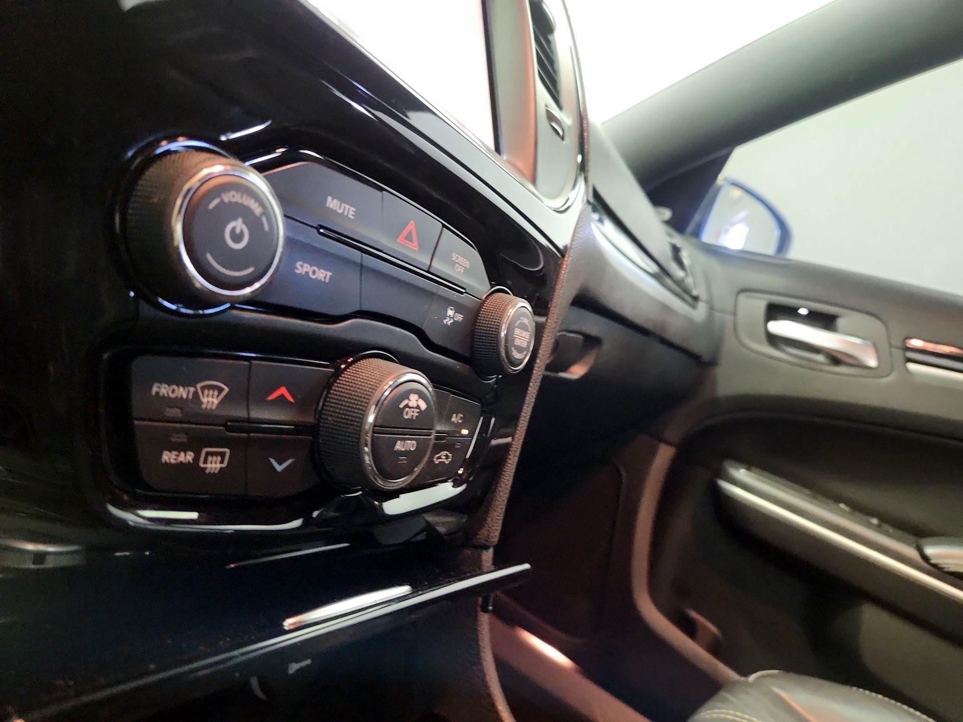 Thumbnail: 2019 Chrysler 300 - 16