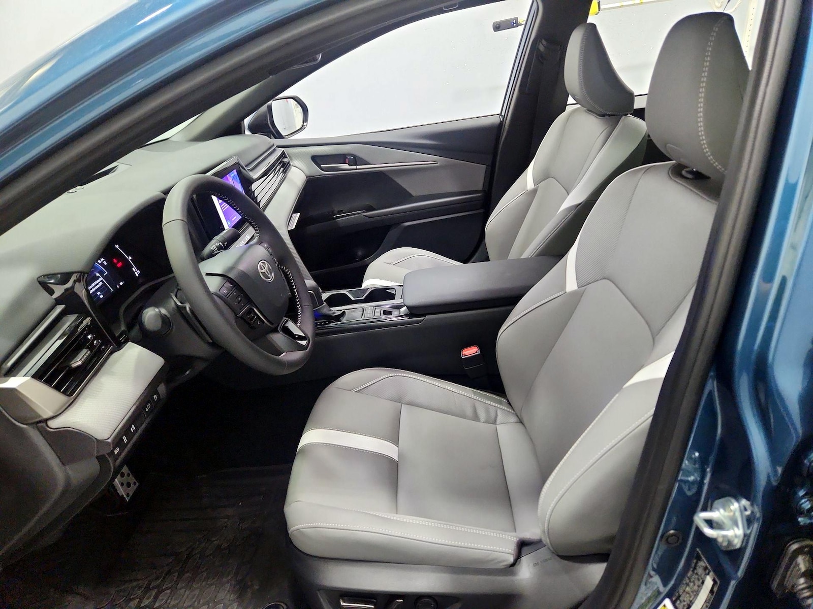 2026 Toyota Camry SE - Photo 12