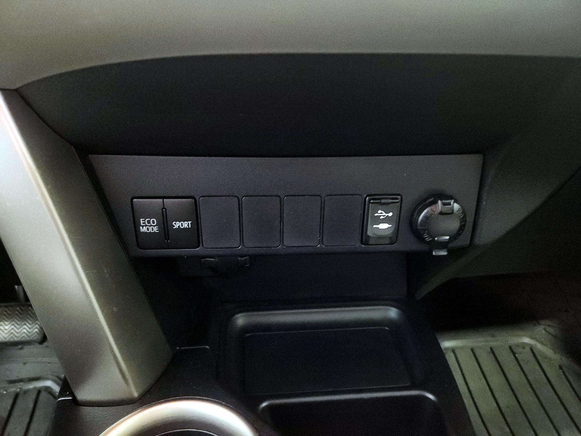 Thumbnail: 2015 Toyota RAV4 - 18