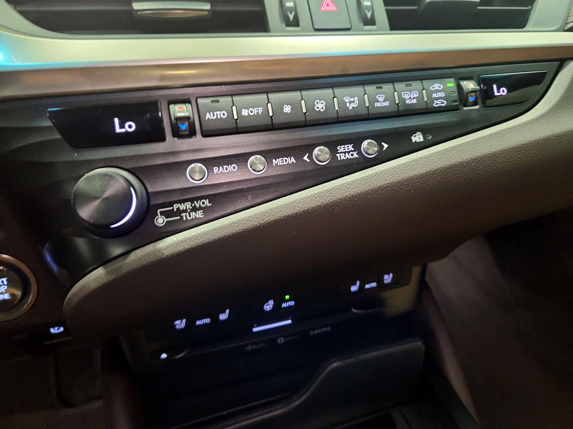 Thumbnail: 2019 Lexus ES - 16