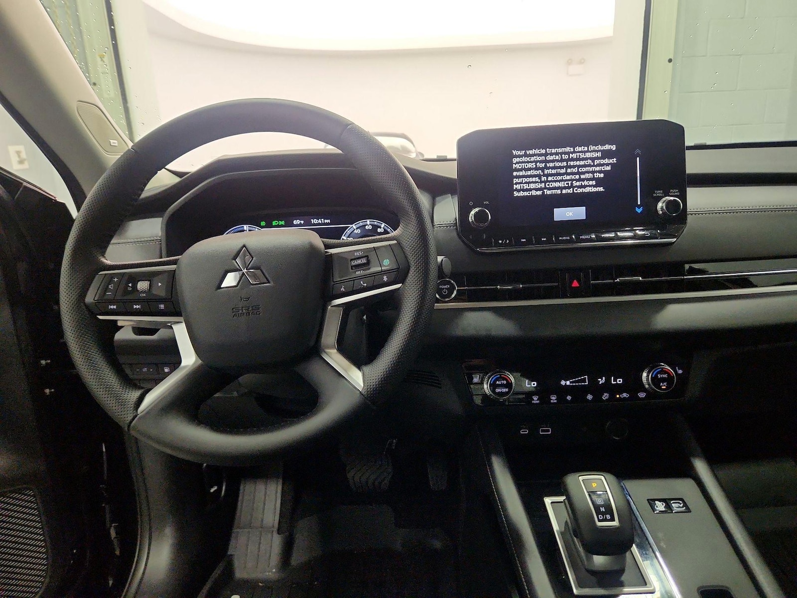 2025 Mitsubishi Outlander Plug-in Hybrid SE - Photo 10
