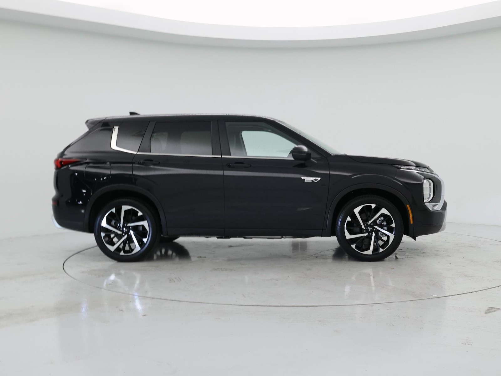 2025 Mitsubishi Outlander Plug-in Hybrid SE - Photo 8