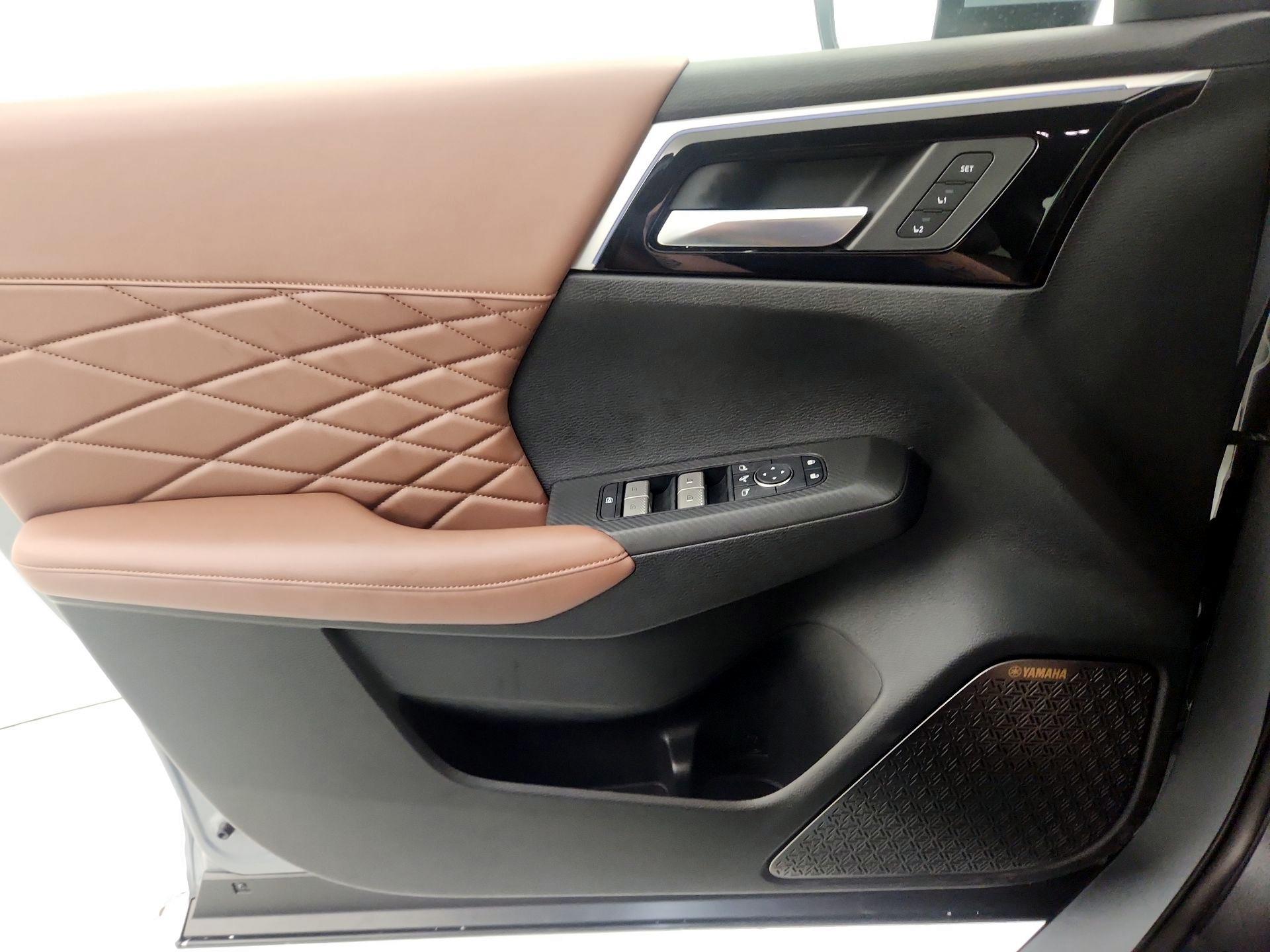 Thumbnail: 2025 Mitsubishi Outlander - 10