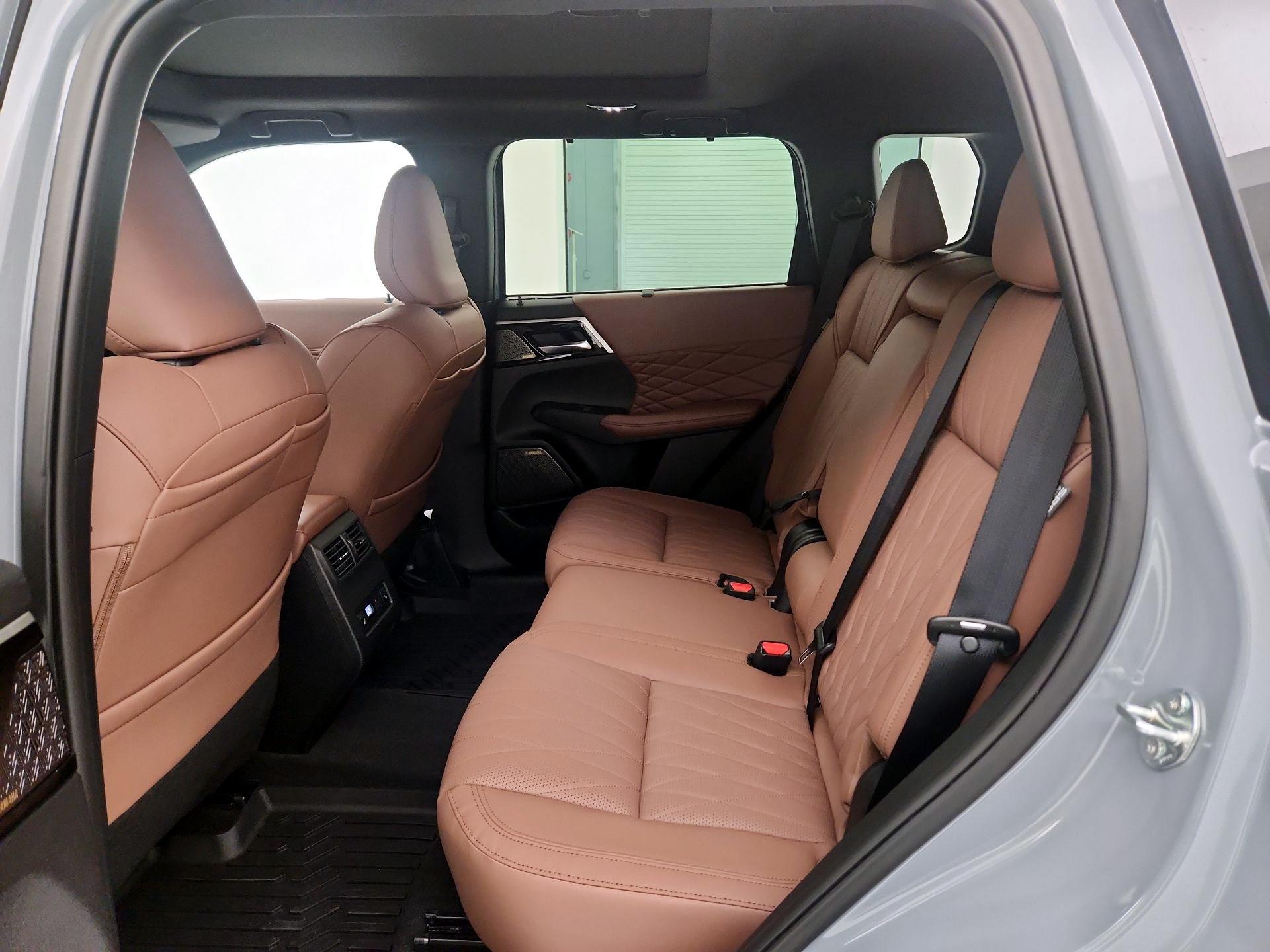 Thumbnail: 2025 Mitsubishi Outlander - 17