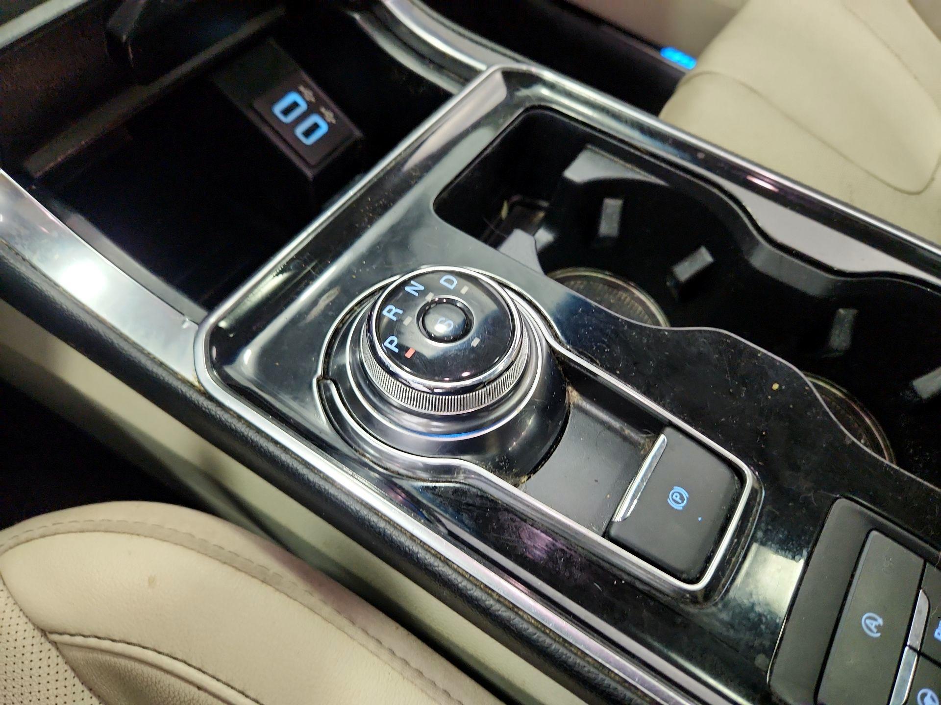 Thumbnail: 2019 Ford Edge - 18
