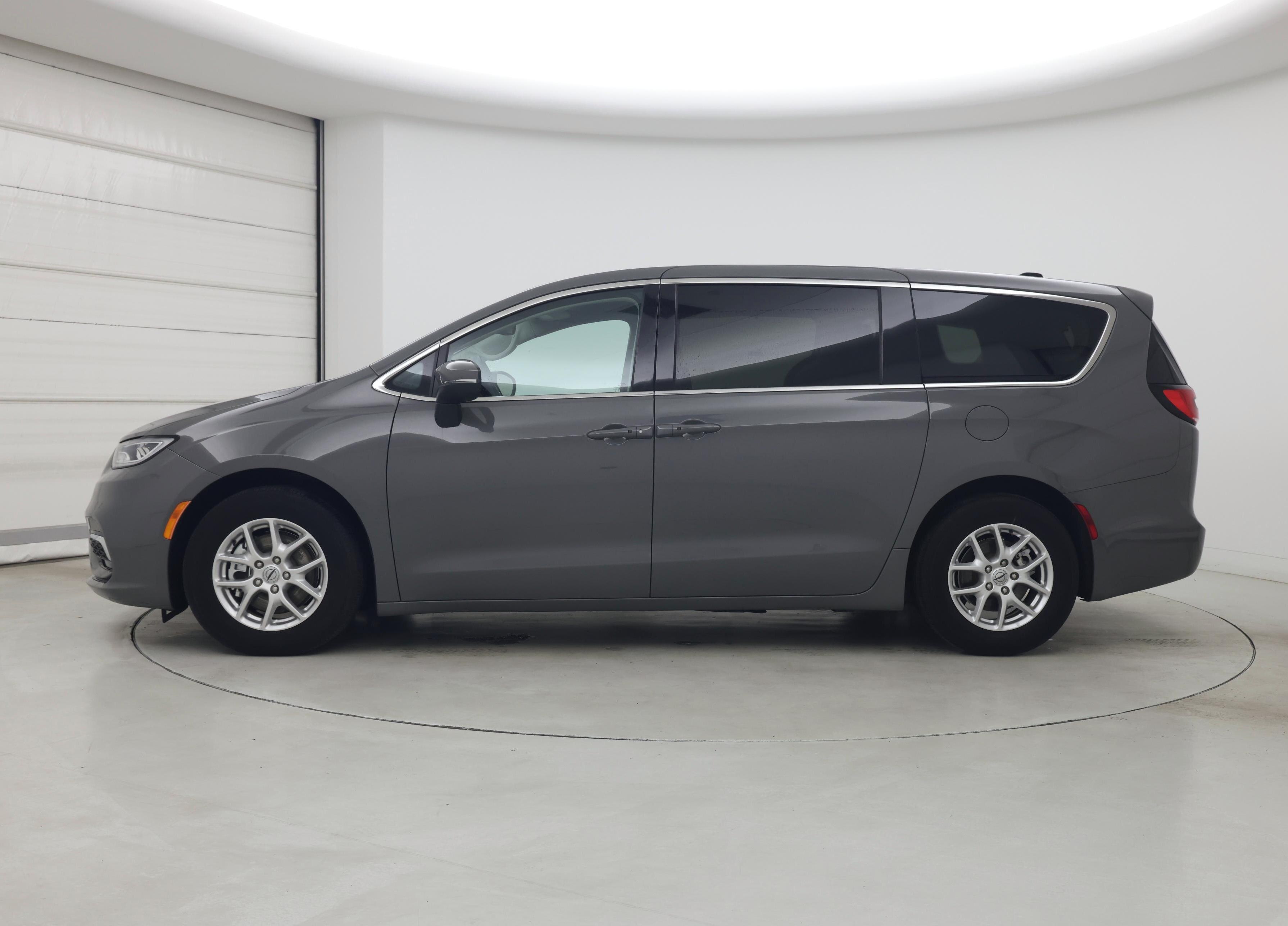 Thumbnail: 2023 Chrysler Pacifica - 3