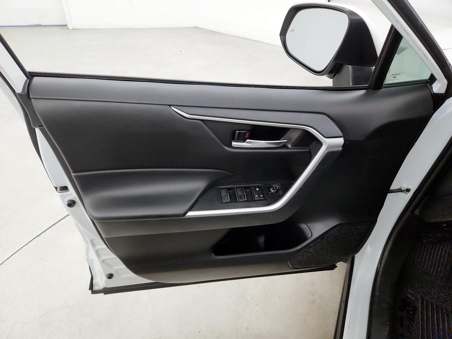 Thumbnail: 2022 Toyota RAV4 - 12