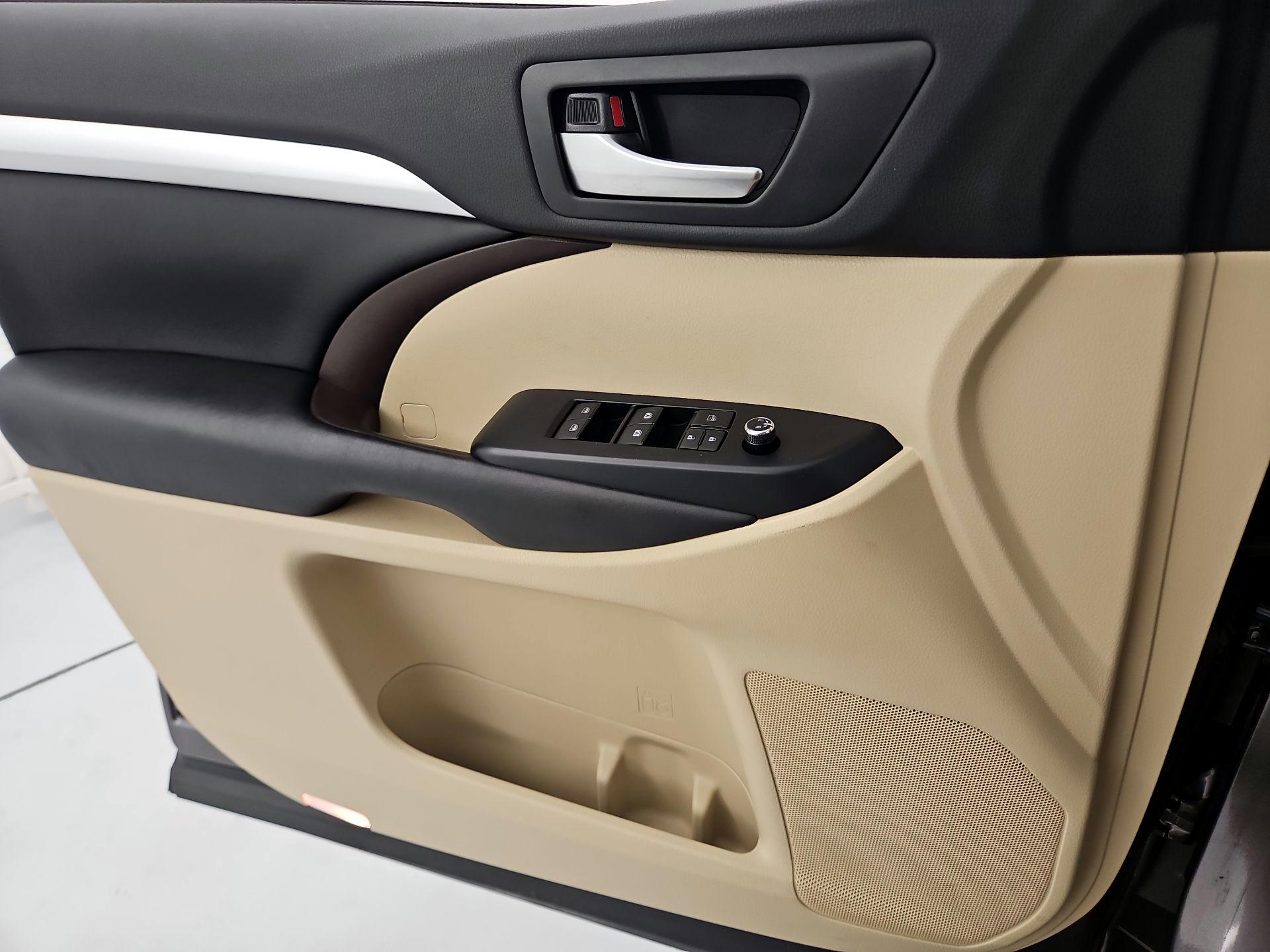 Thumbnail: 2019 Toyota Highlander - 12