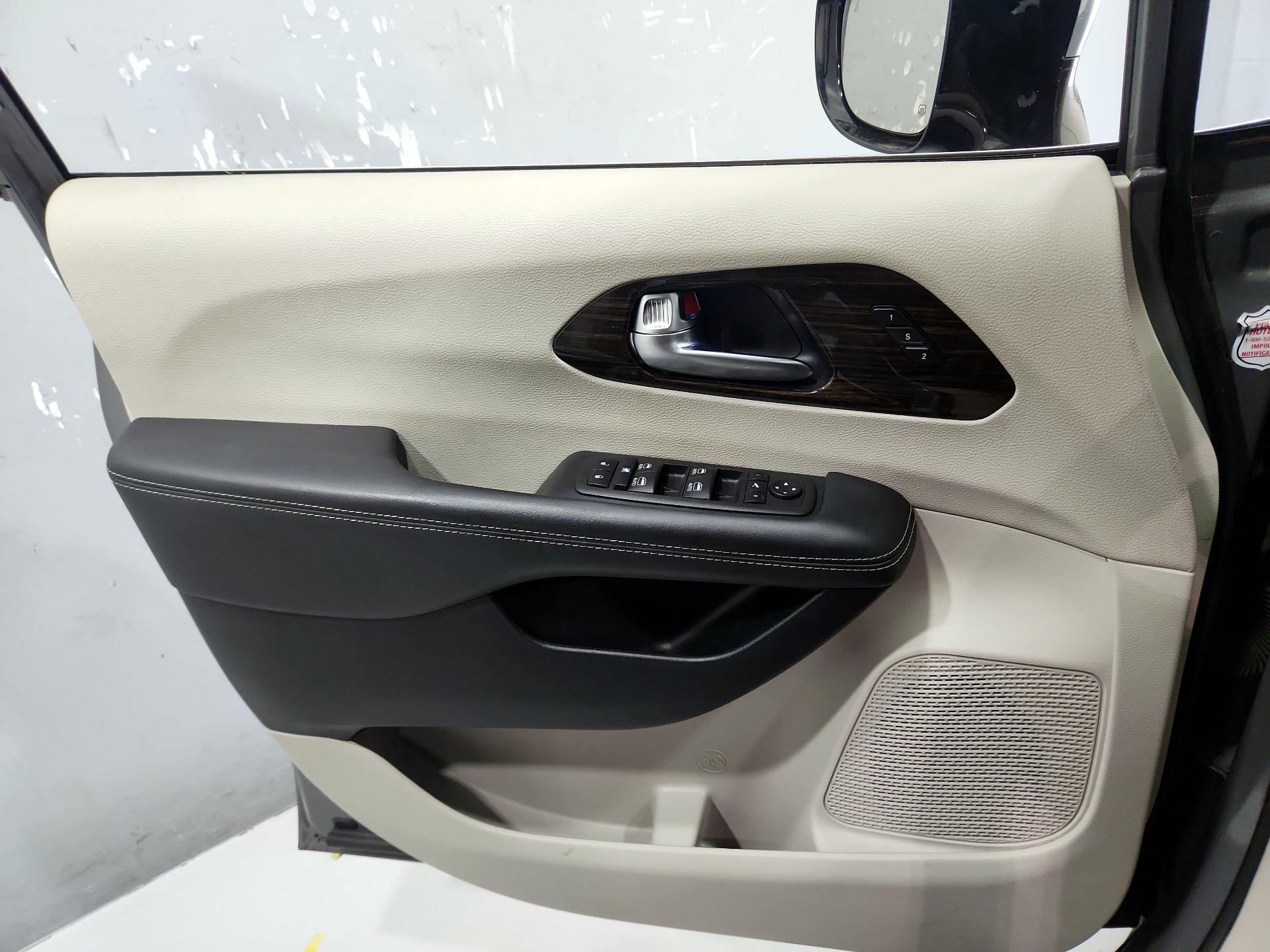 Thumbnail: 2023 Chrysler Pacifica - 12