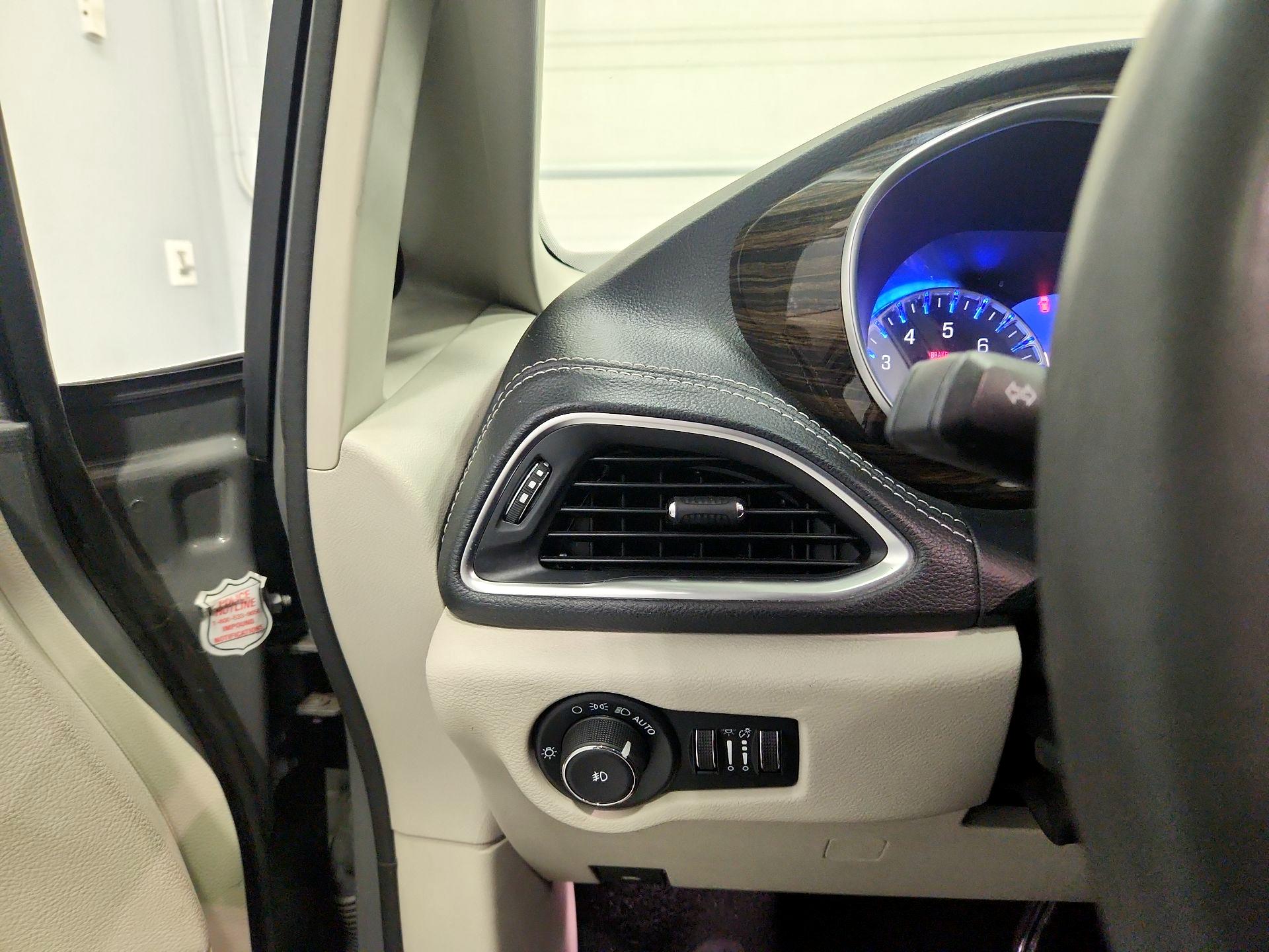 Thumbnail: 2023 Chrysler Pacifica - 13