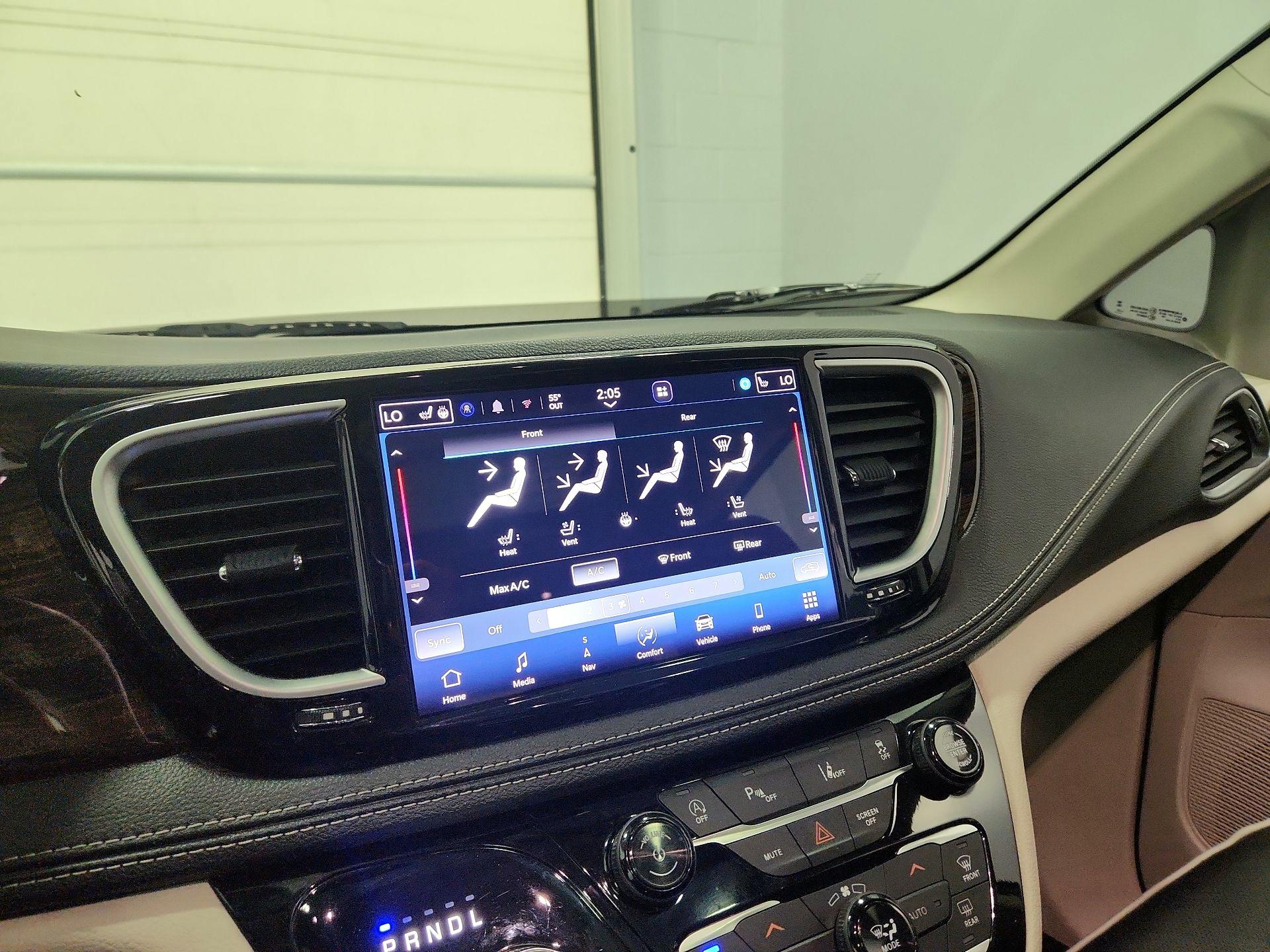 Thumbnail: 2023 Chrysler Pacifica - 17