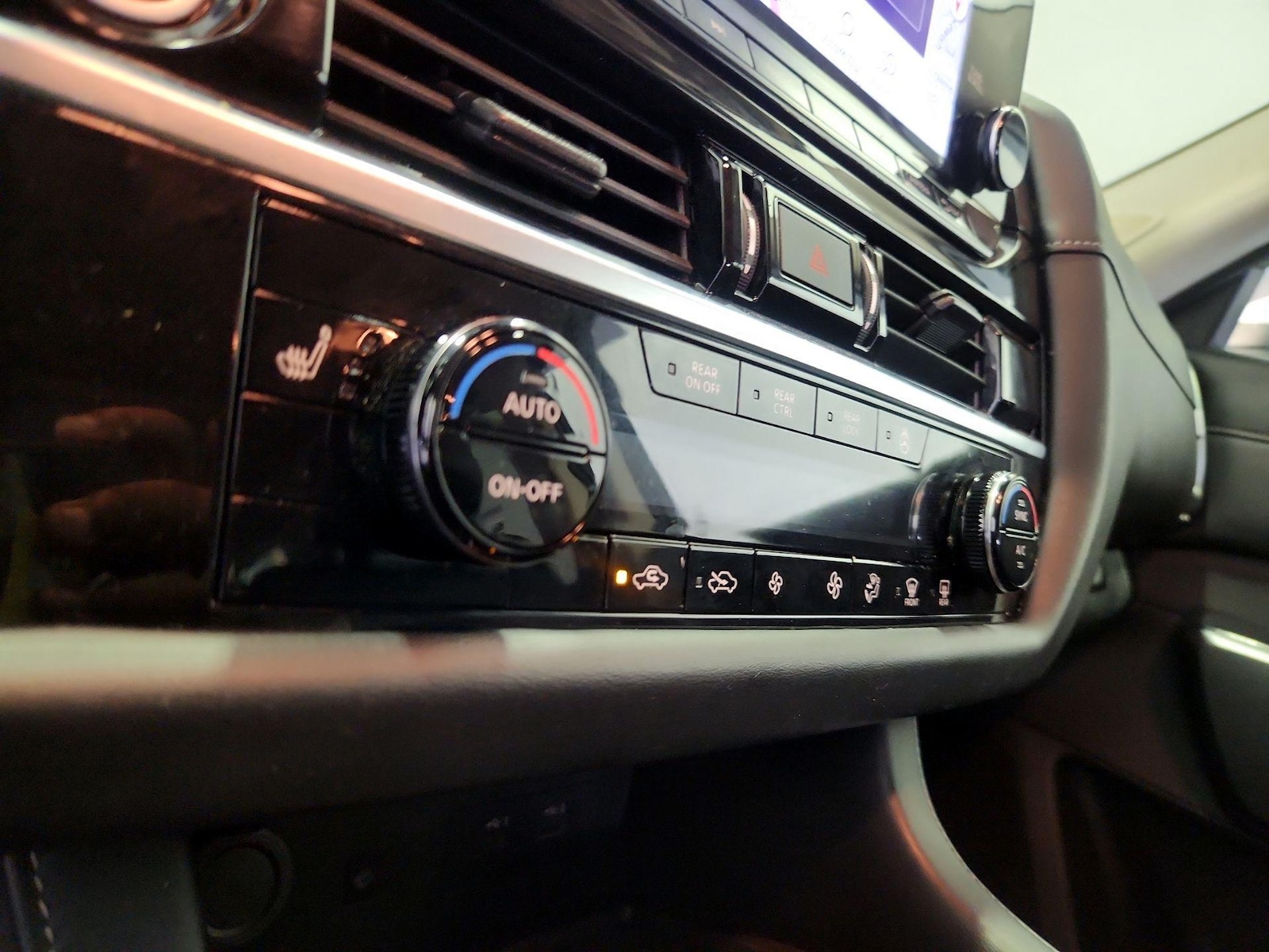 2023 Nissan Pathfinder SL - Photo 16