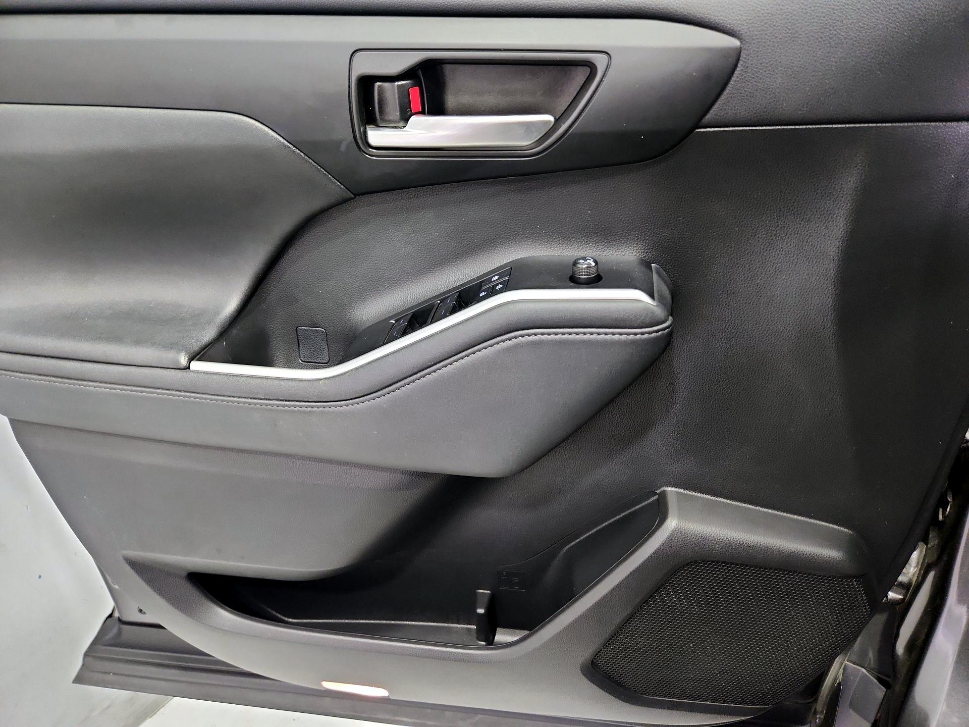 Thumbnail: 2021 Toyota Highlander - 12