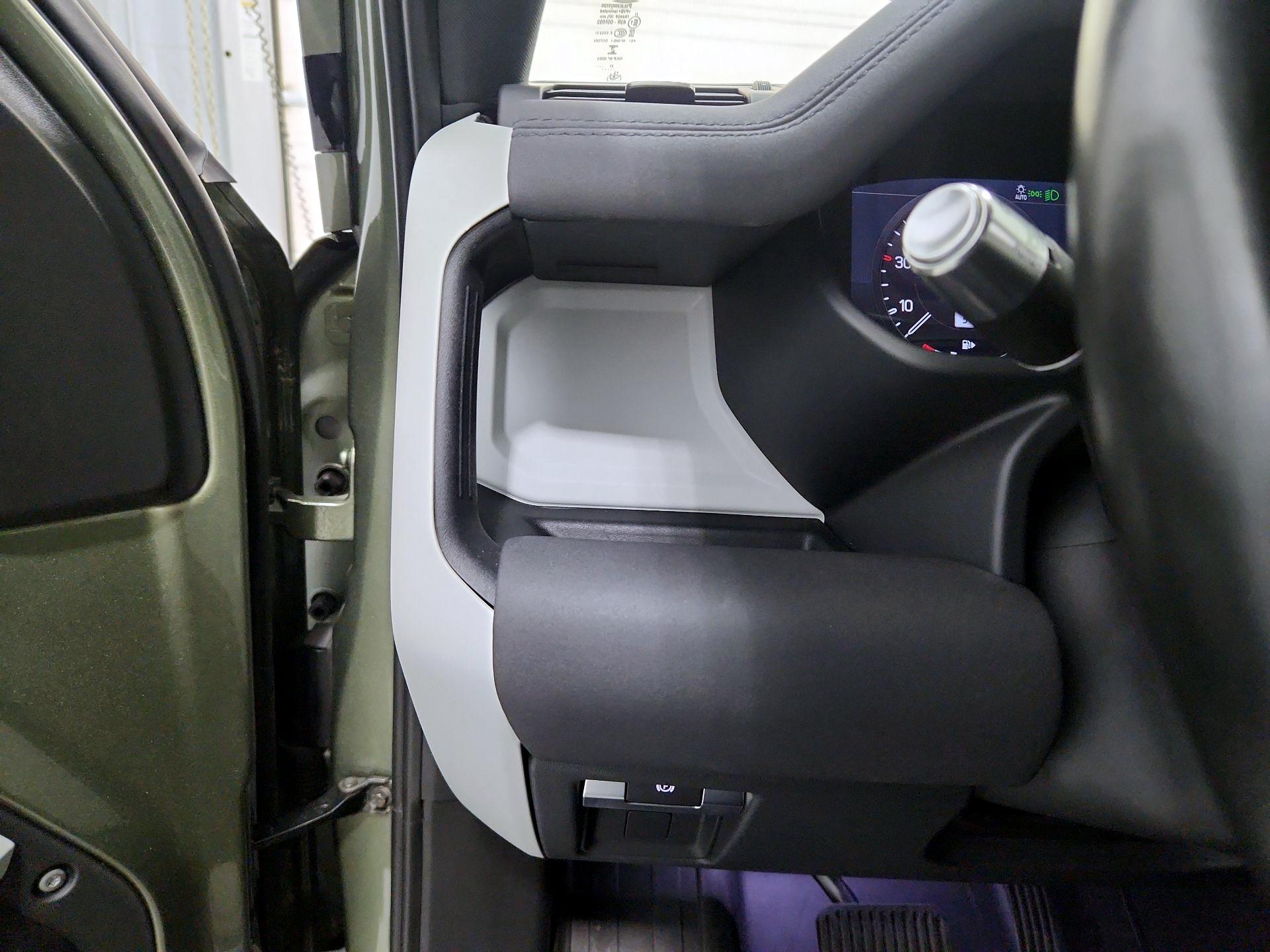 Thumbnail: 2022 Land Rover Defender - 13