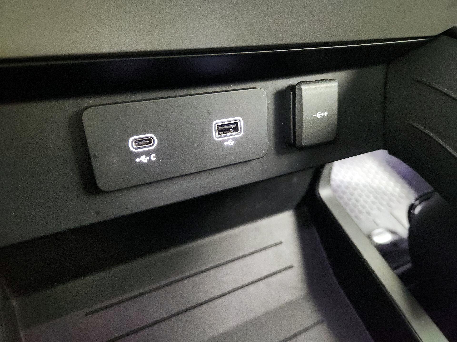 Thumbnail: 2022 Land Rover Defender - 19