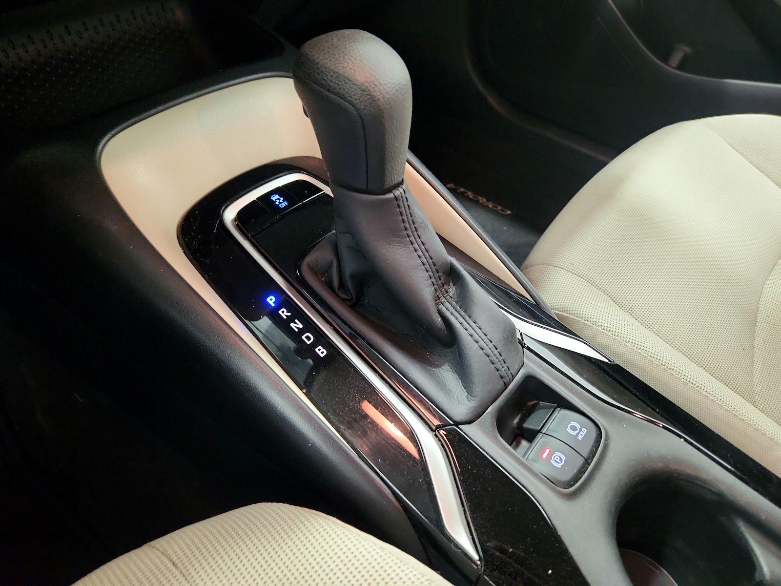 2020 Toyota Corolla LE - Photo 18