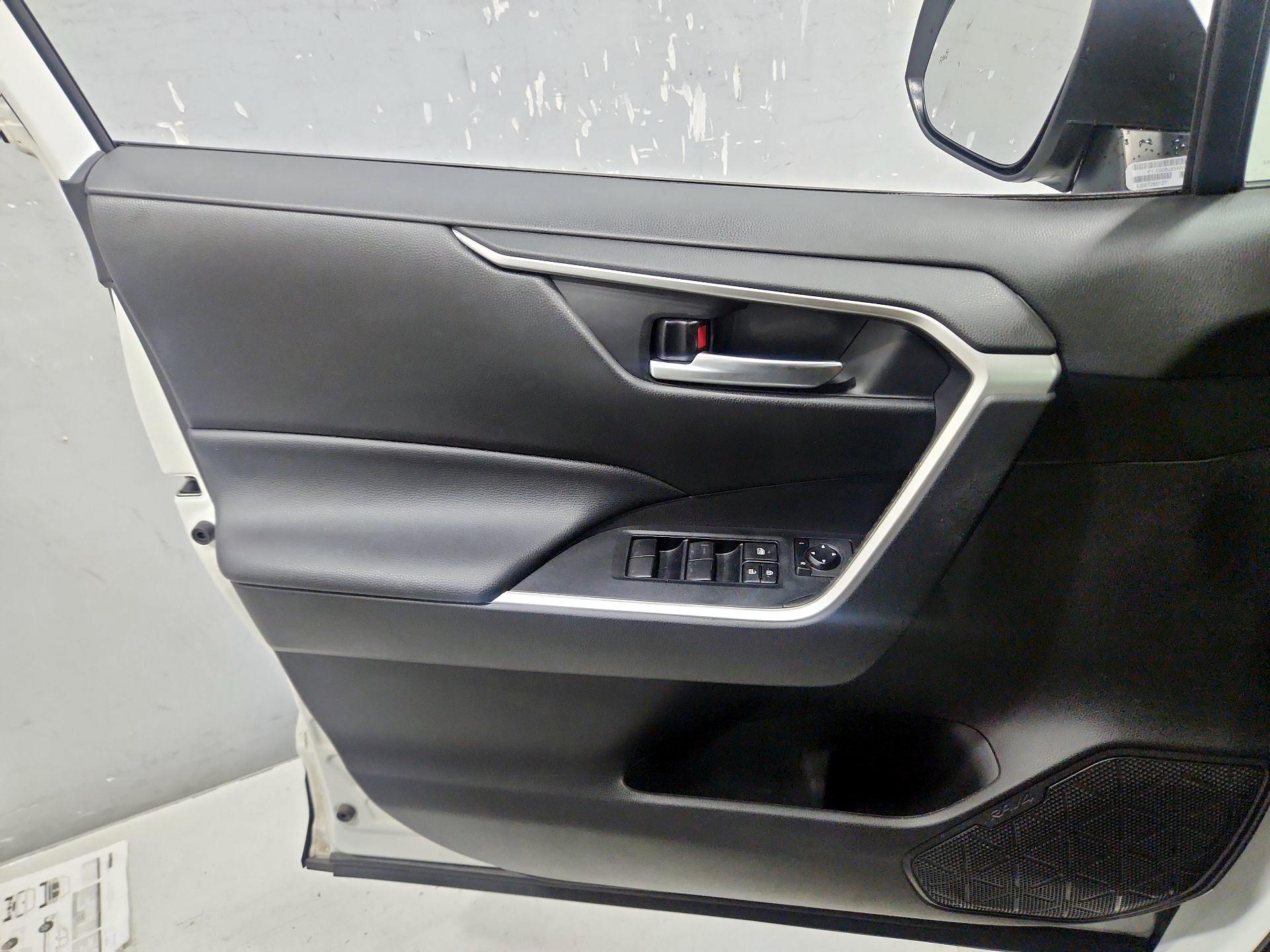 Thumbnail: 2020 Toyota RAV4 - 12