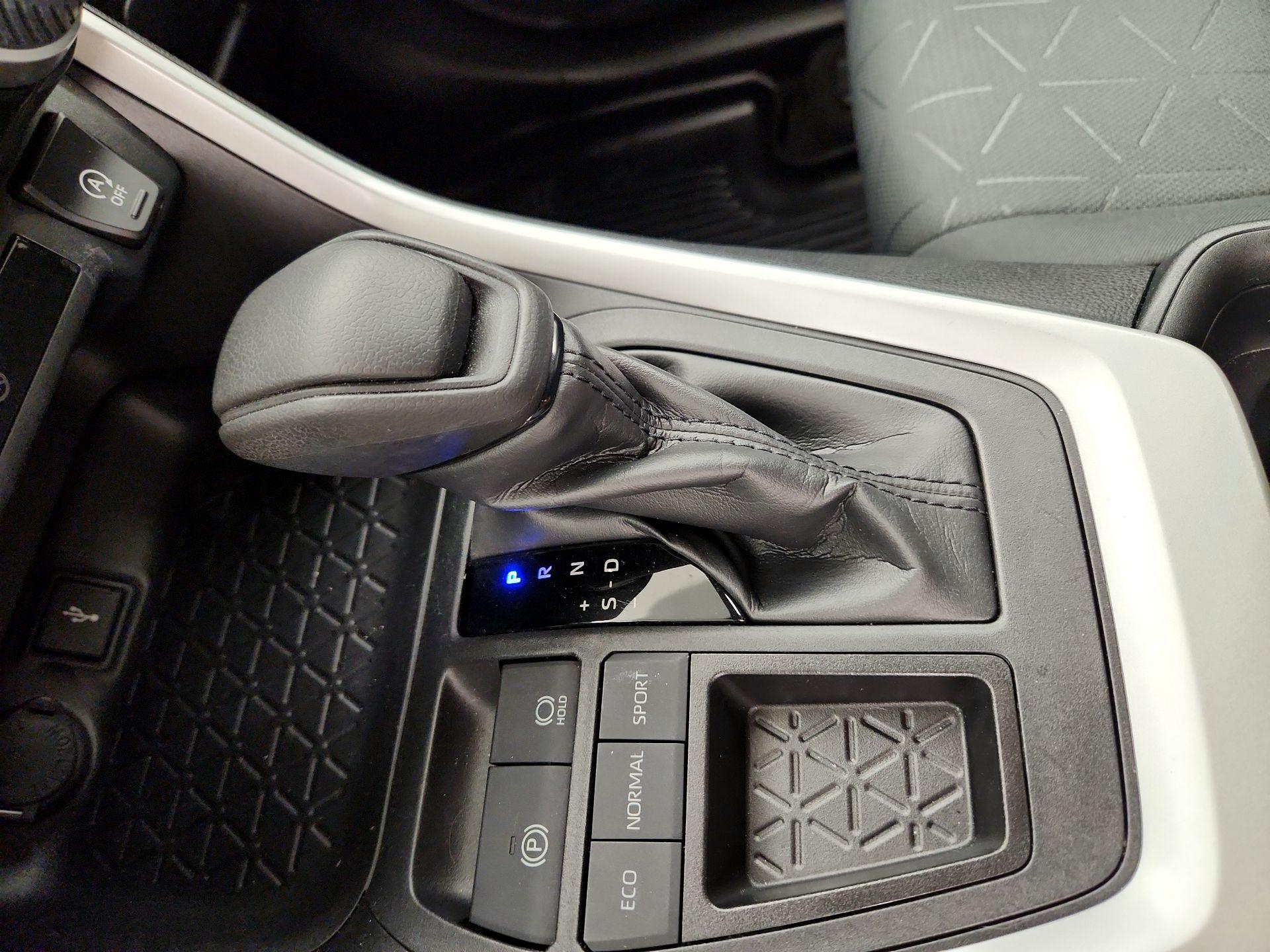 Thumbnail: 2020 Toyota RAV4 - 17