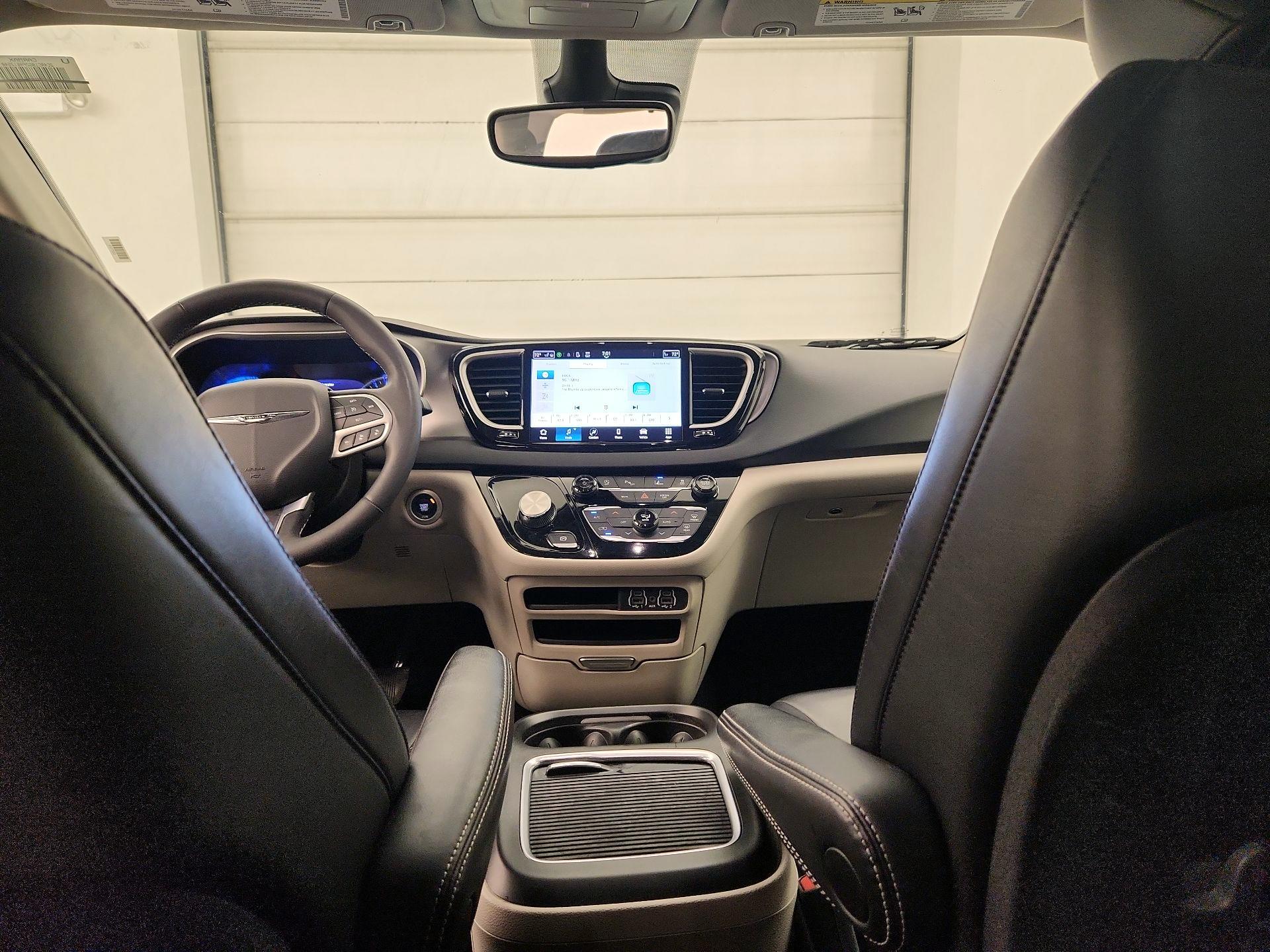 Thumbnail: 2023 Chrysler Pacifica - 9