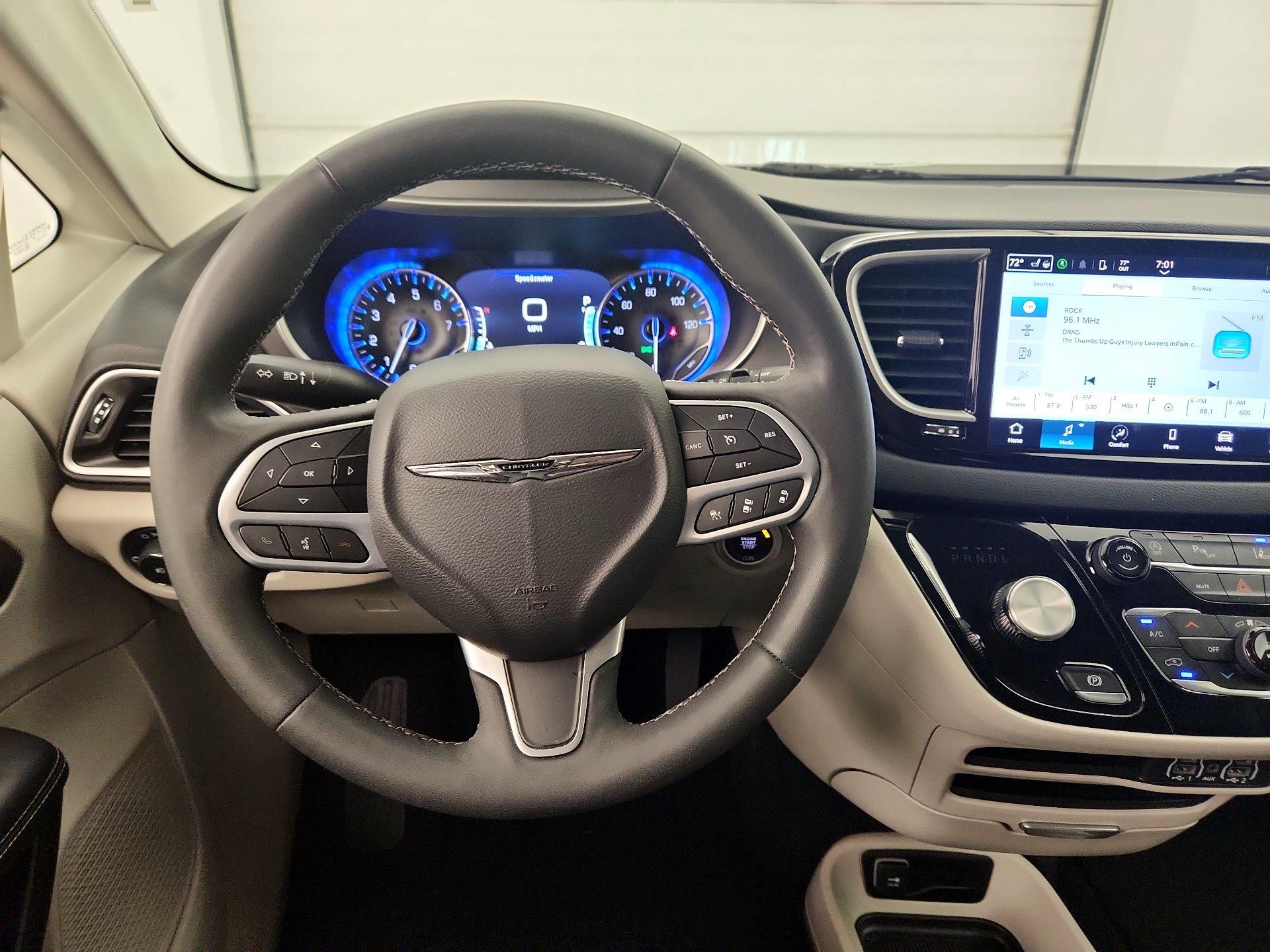 Thumbnail: 2023 Chrysler Pacifica - 10