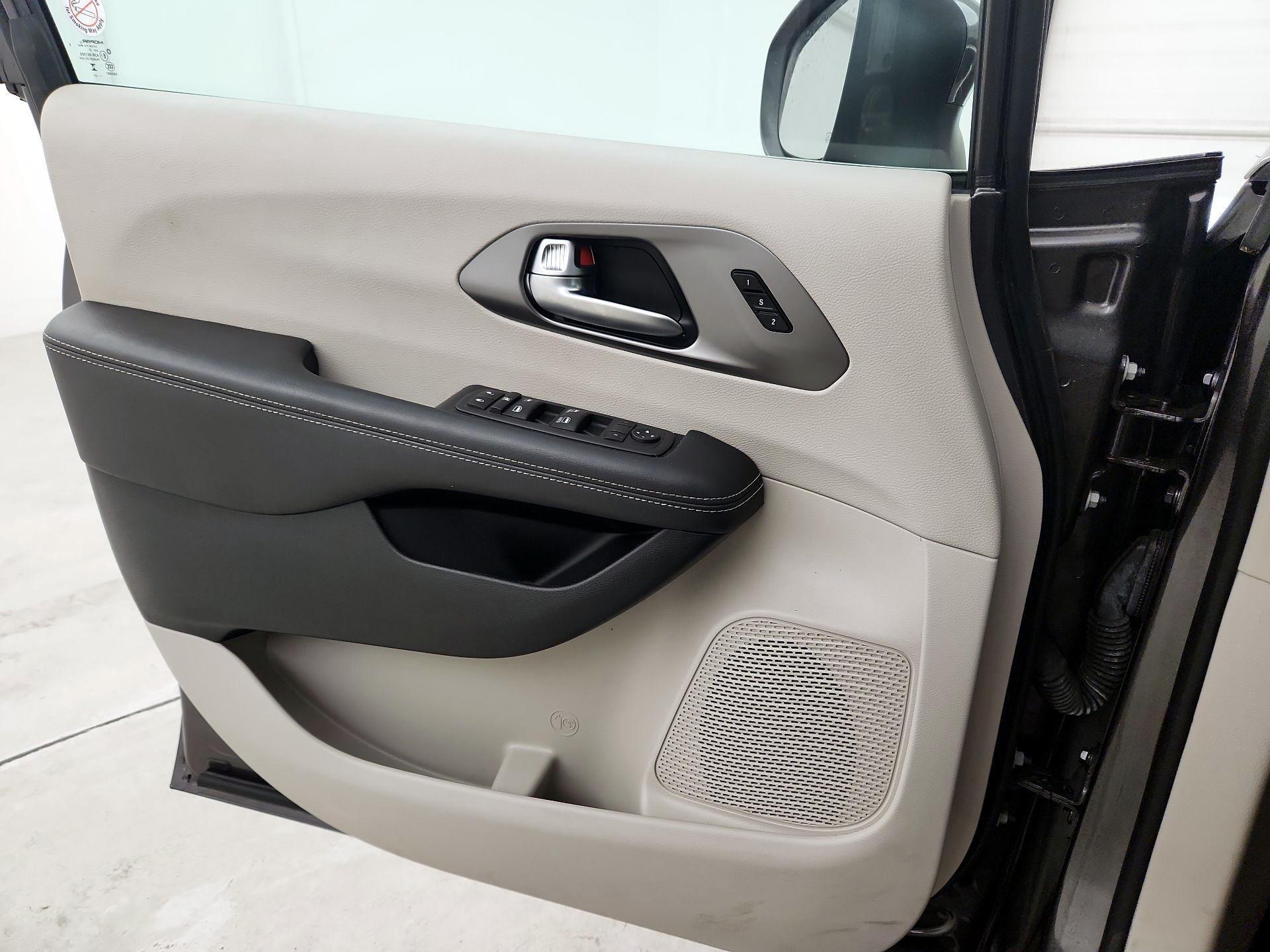 Thumbnail: 2023 Chrysler Pacifica - 12