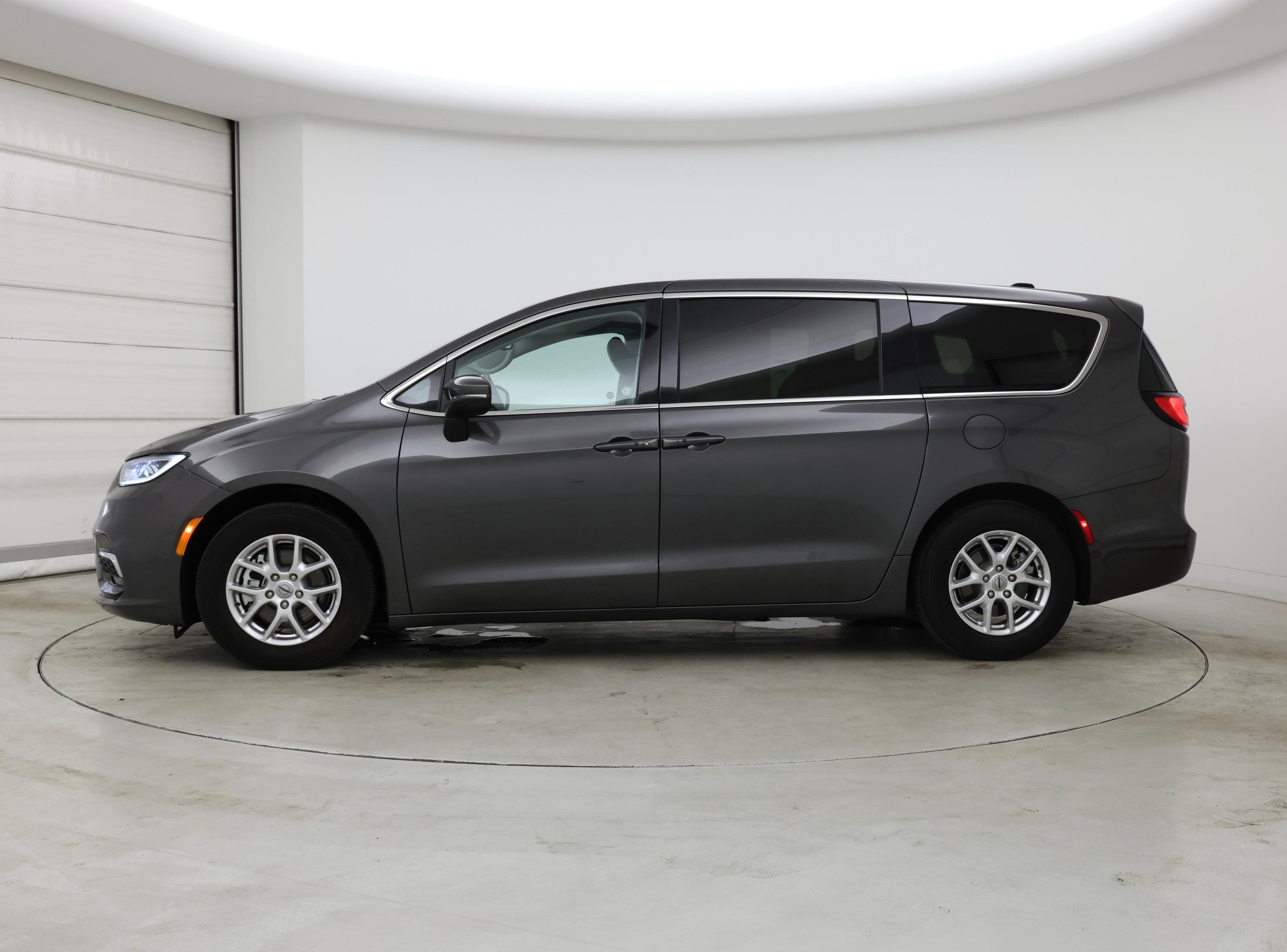Thumbnail: 2023 Chrysler Pacifica - 3