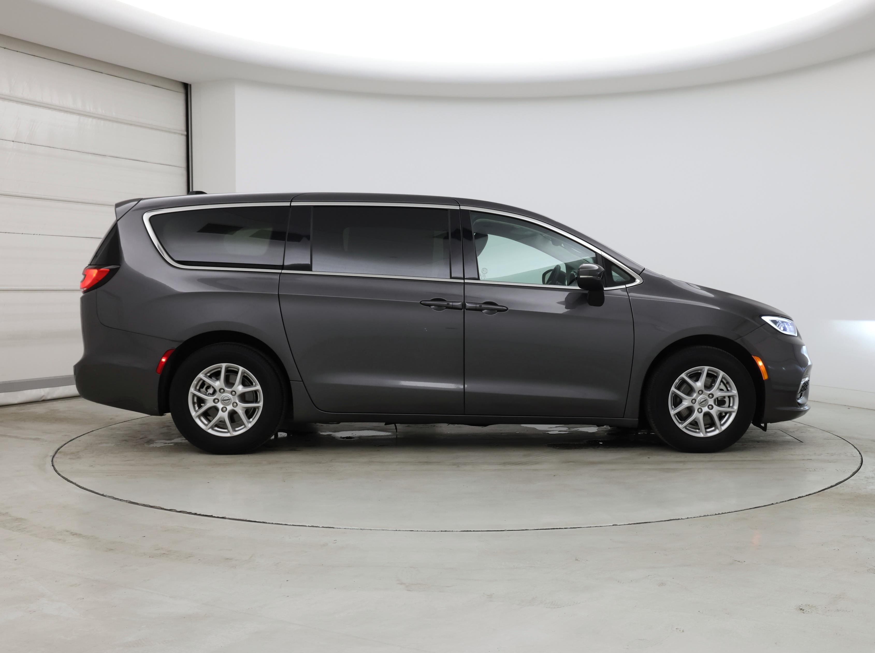 Thumbnail: 2023 Chrysler Pacifica - 7