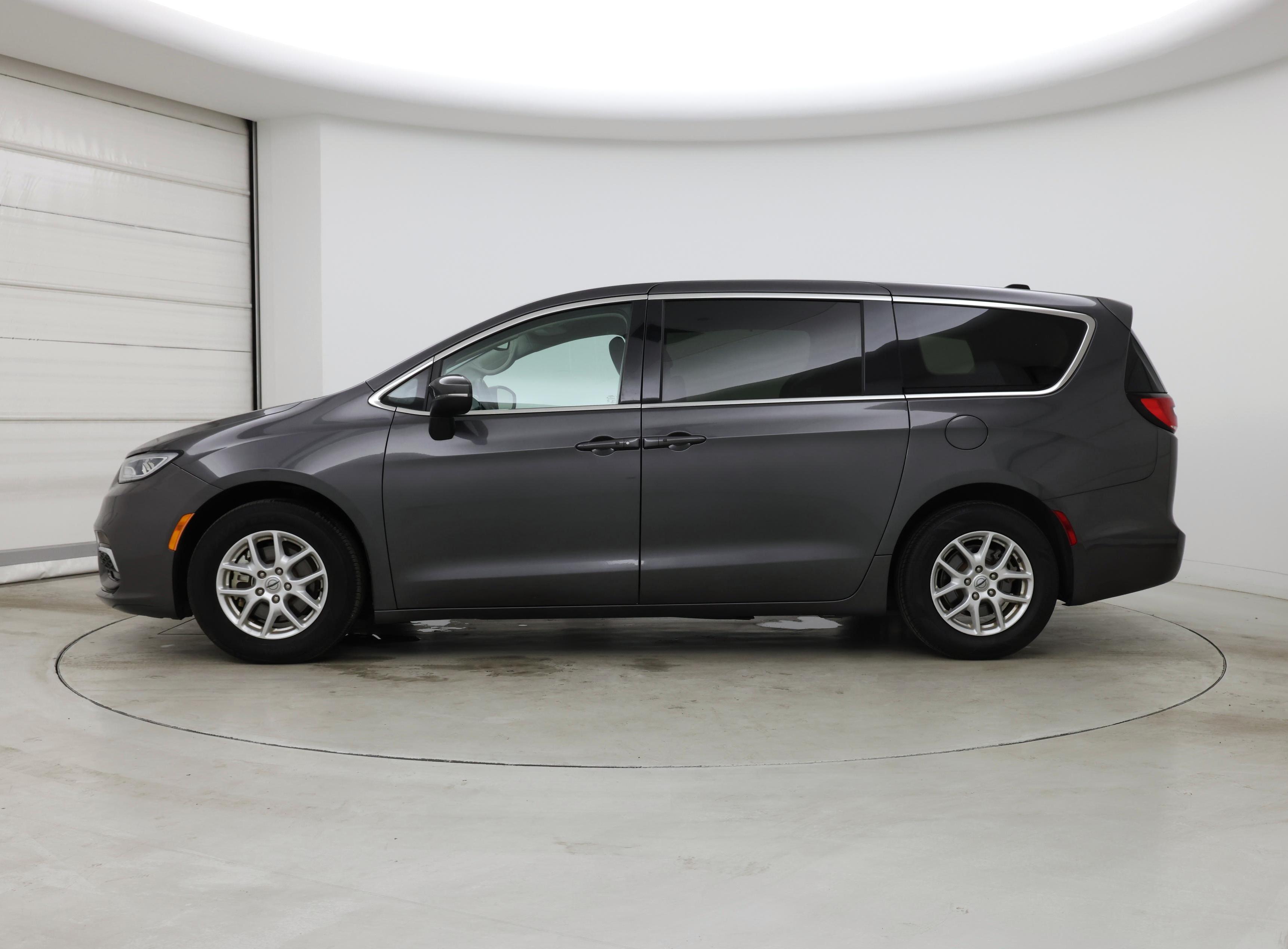 Thumbnail: 2023 Chrysler Pacifica - 3