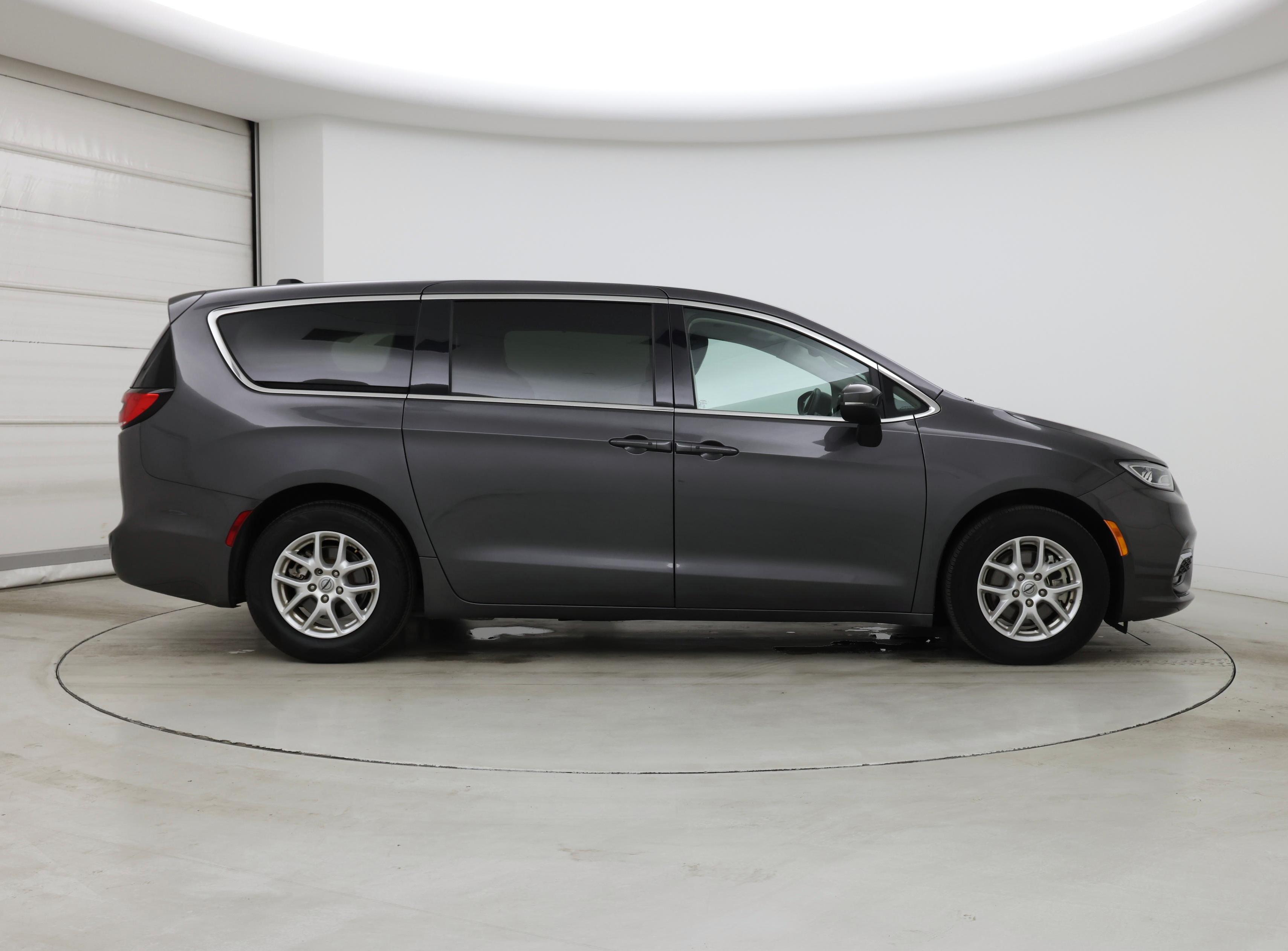 Thumbnail: 2023 Chrysler Pacifica - 7
