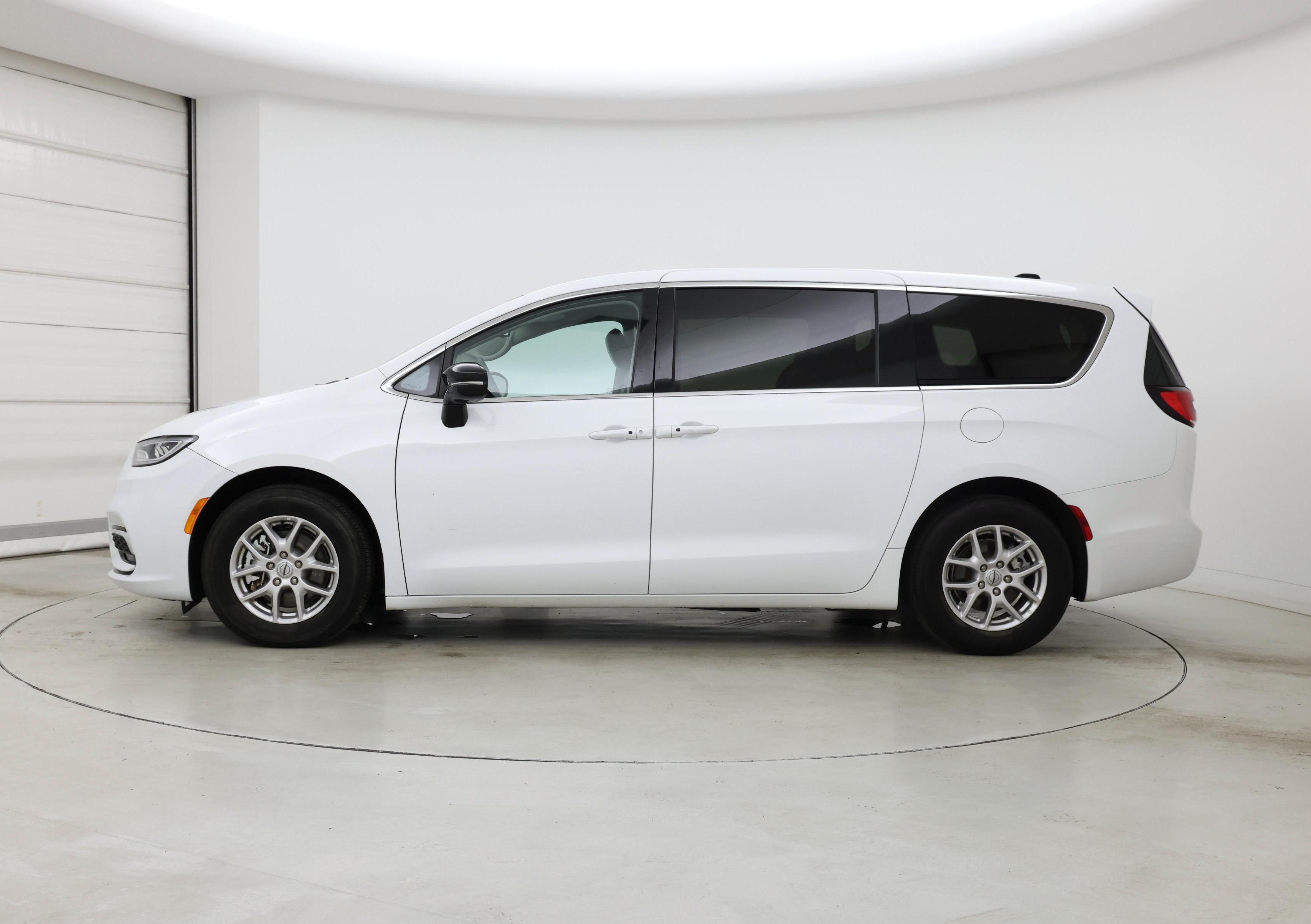 Thumbnail: 2024 Chrysler Pacifica - 3