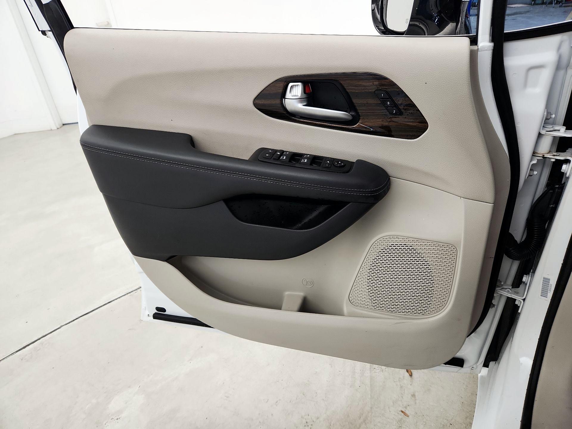 Thumbnail: 2023 Chrysler Pacifica - 12