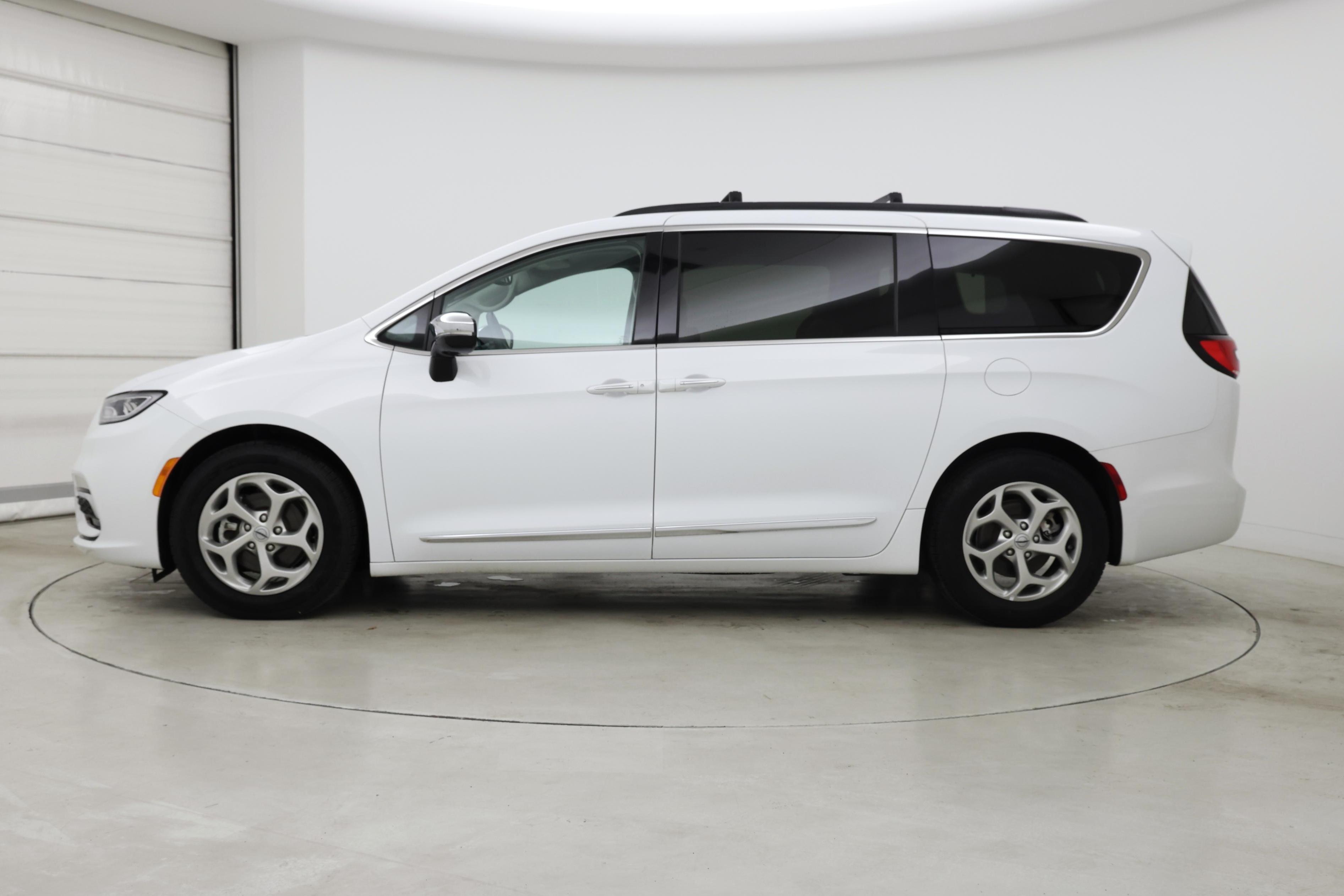 Thumbnail: 2023 Chrysler Pacifica - 3