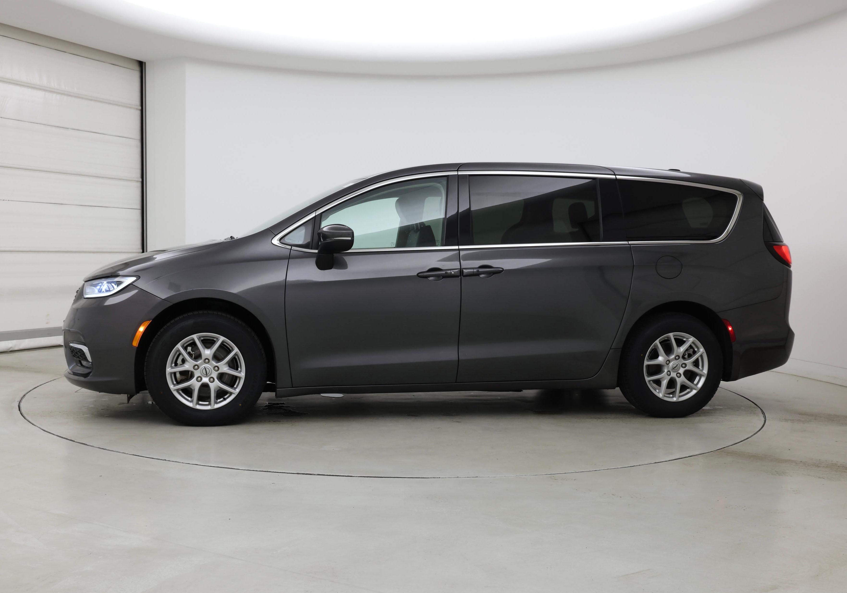 Thumbnail: 2023 Chrysler Pacifica - 3