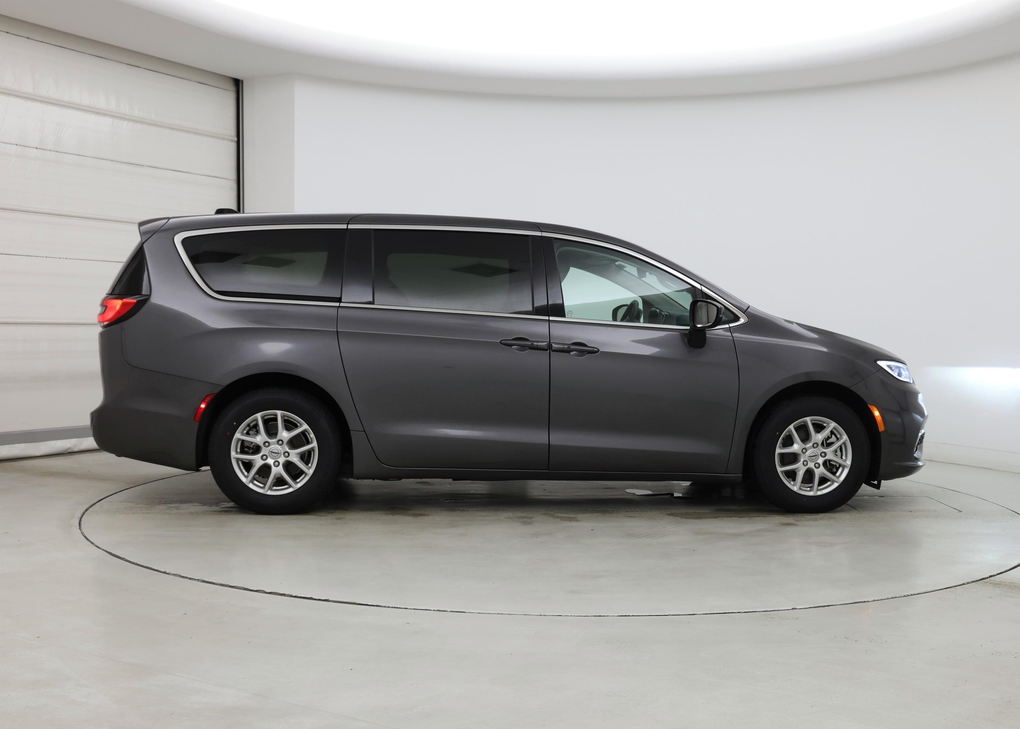 Thumbnail: 2023 Chrysler Pacifica - 7