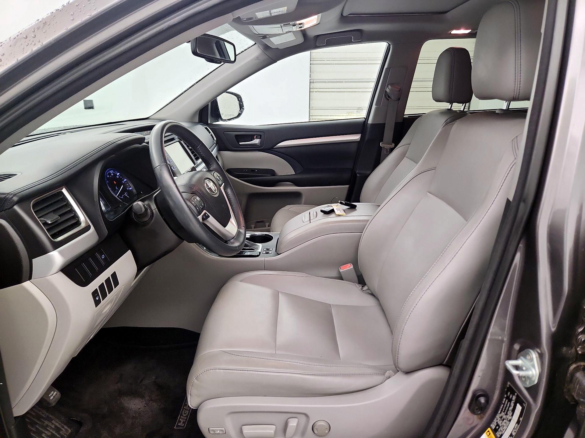Thumbnail: 2016 Toyota Highlander - 9