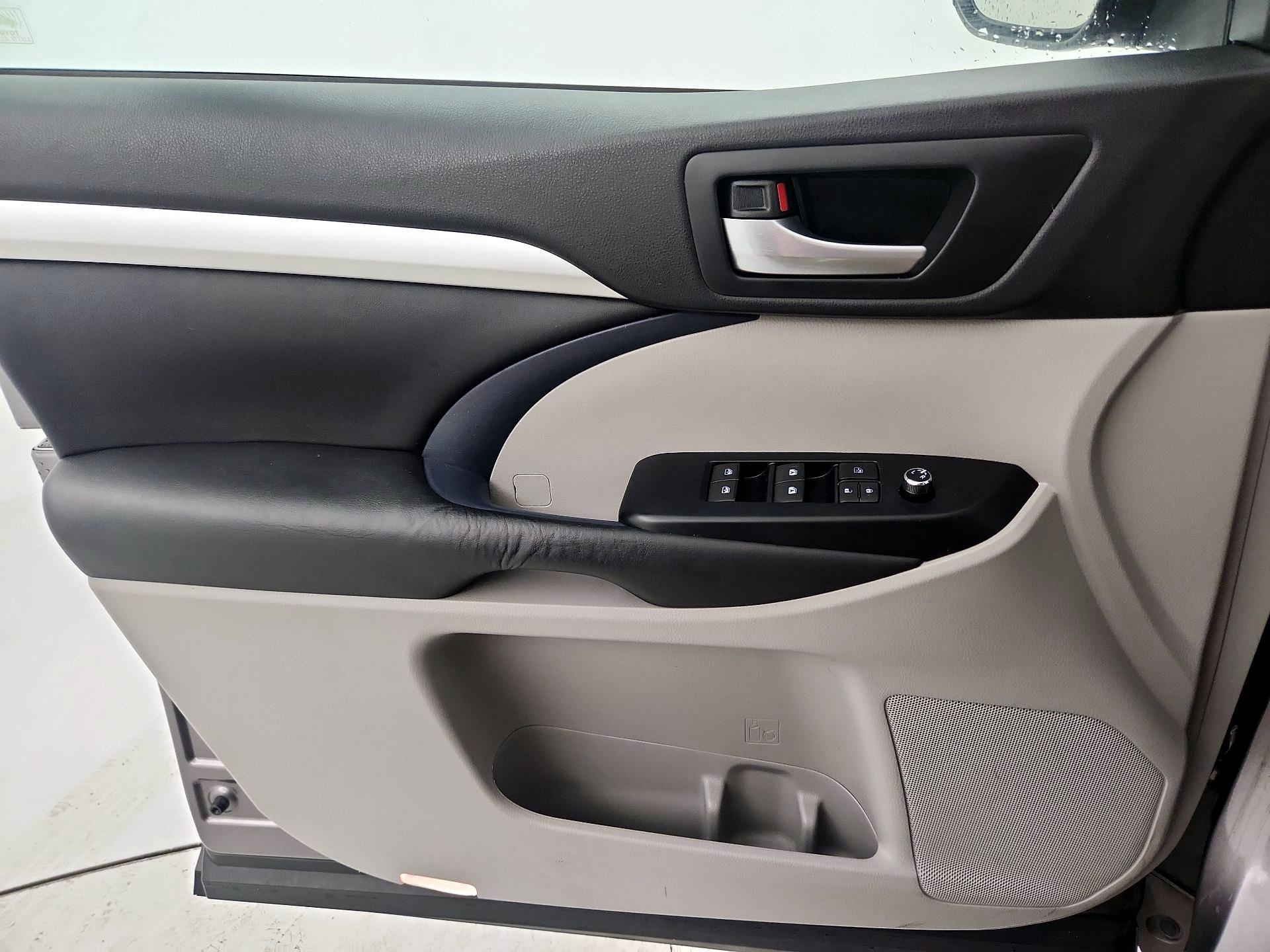 Thumbnail: 2016 Toyota Highlander - 10