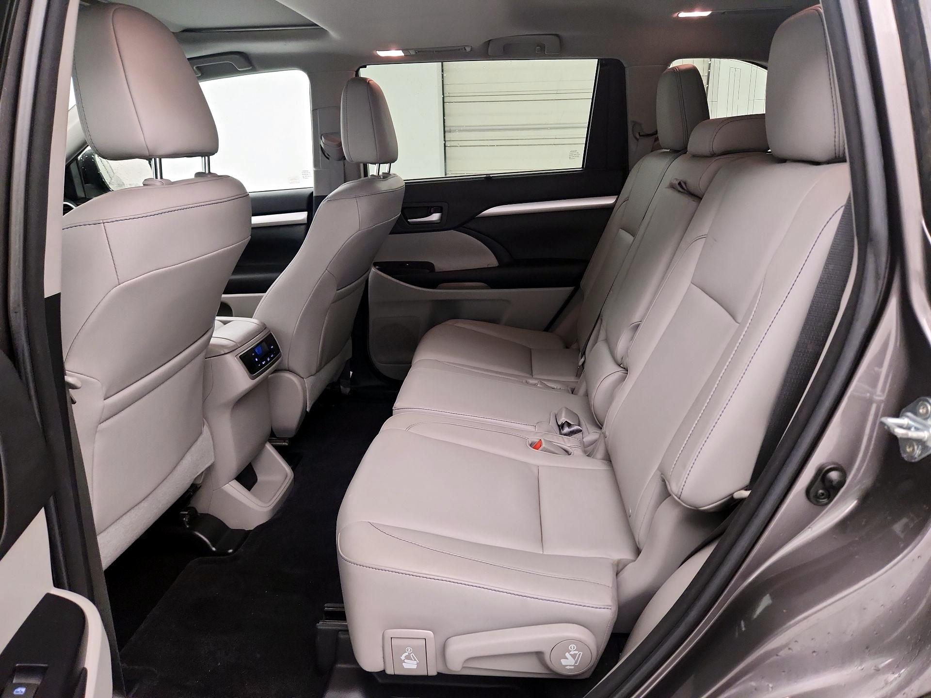 Thumbnail: 2016 Toyota Highlander - 17
