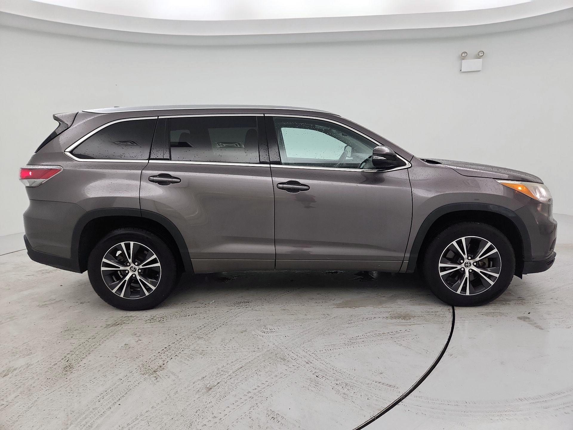 Thumbnail: 2016 Toyota Highlander - 4
