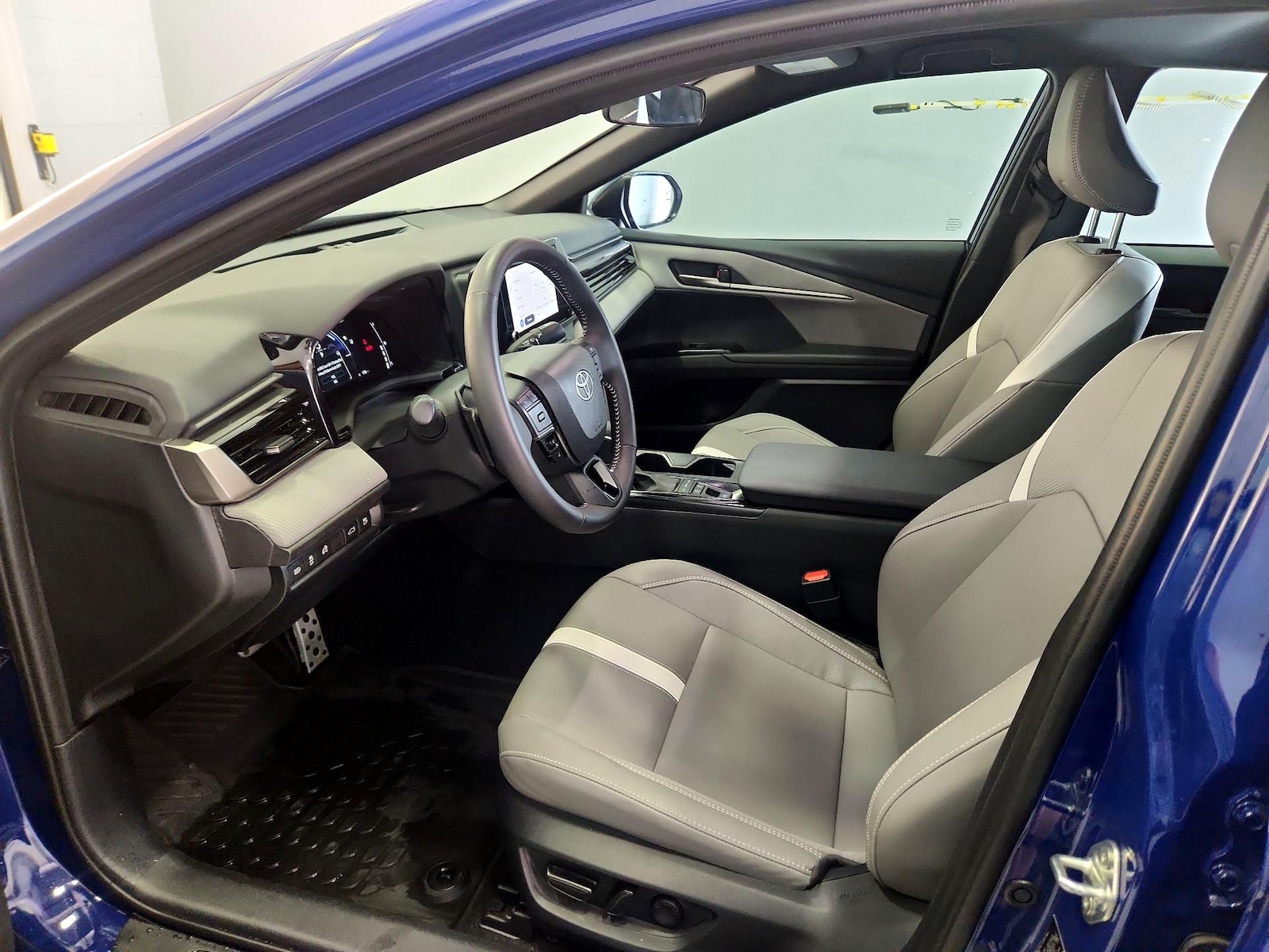 2025 Toyota Camry SE - Photo 12