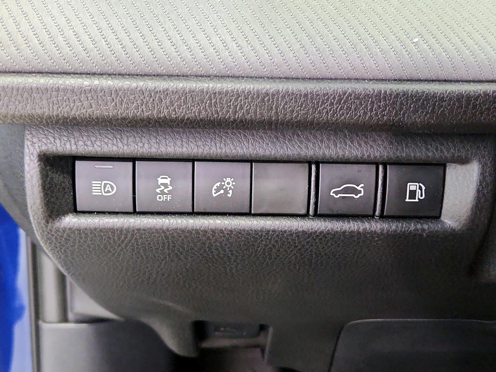 2025 Toyota Camry SE - Photo 14
