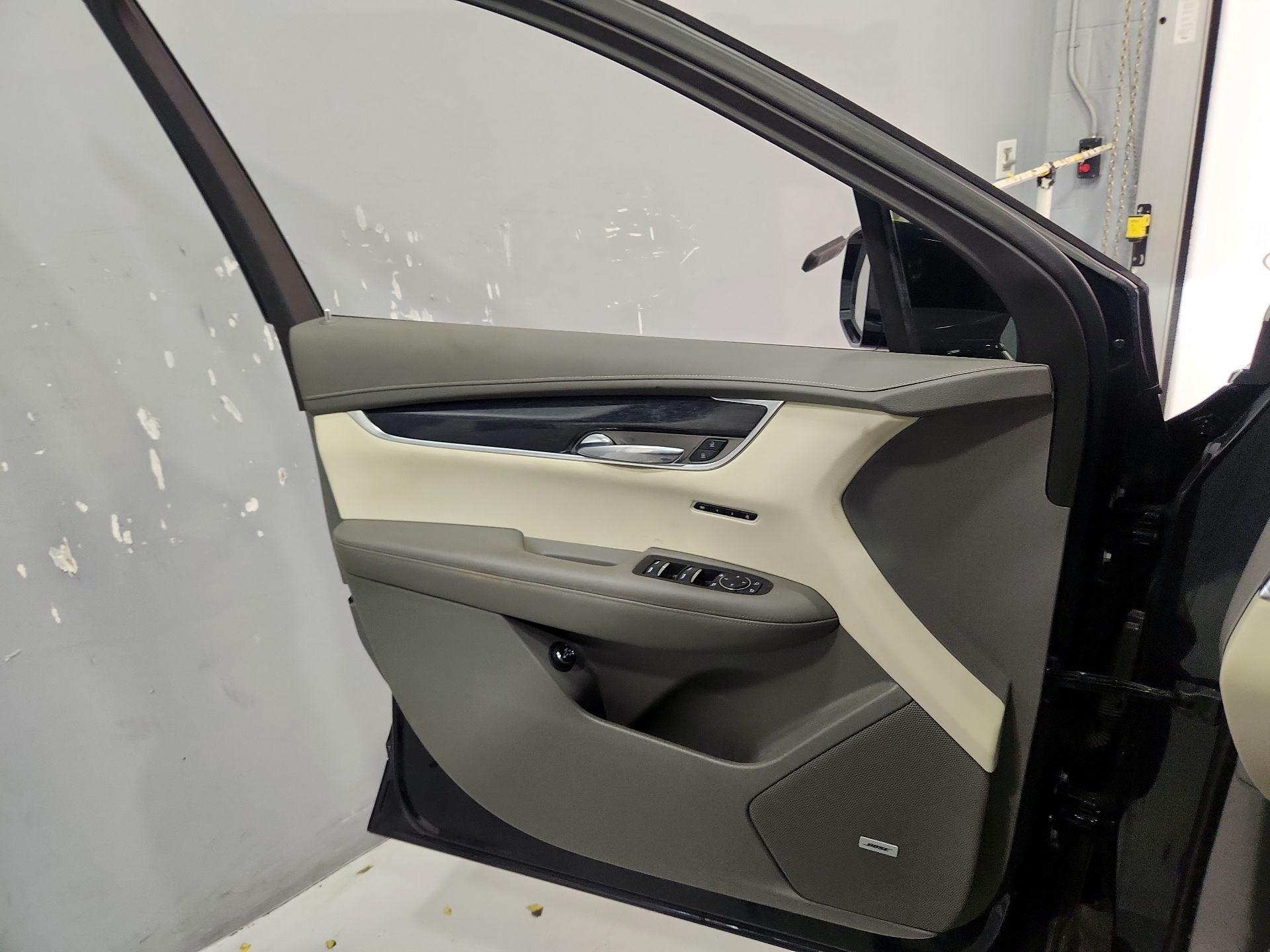 Thumbnail: 2021 Cadillac XT6 - 12