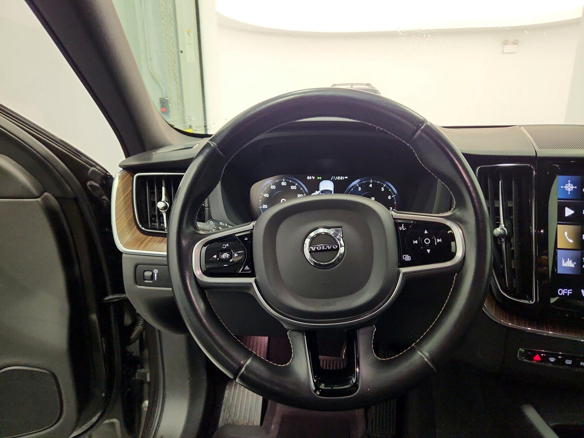 Thumbnail: 2020 Volvo XC60 - 10