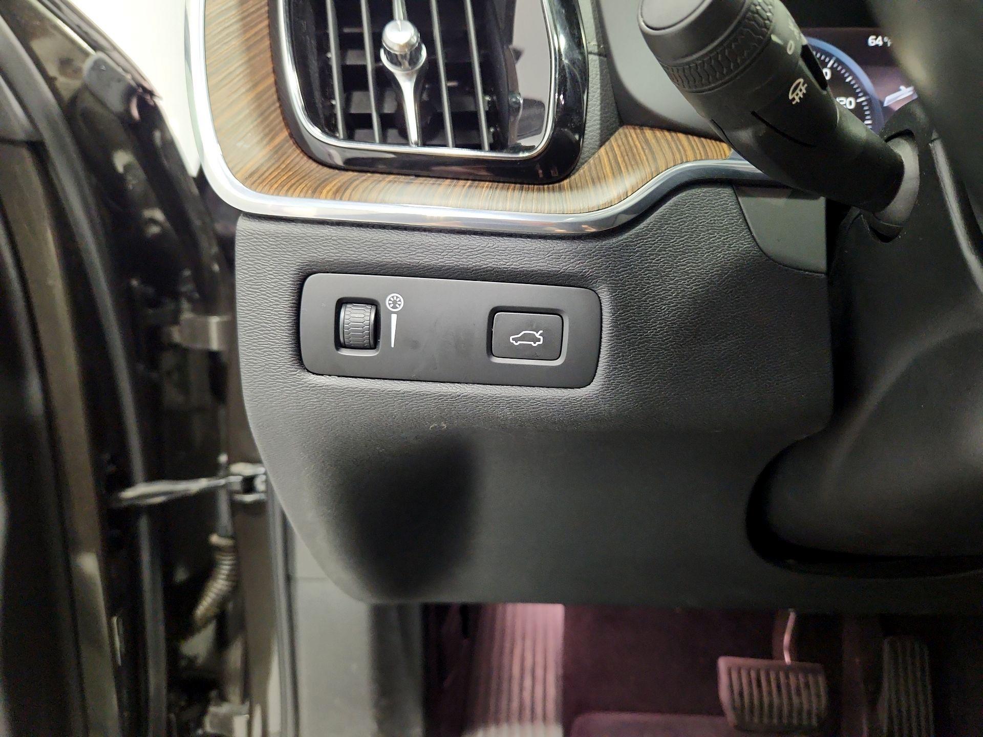 Thumbnail: 2020 Volvo XC60 - 13