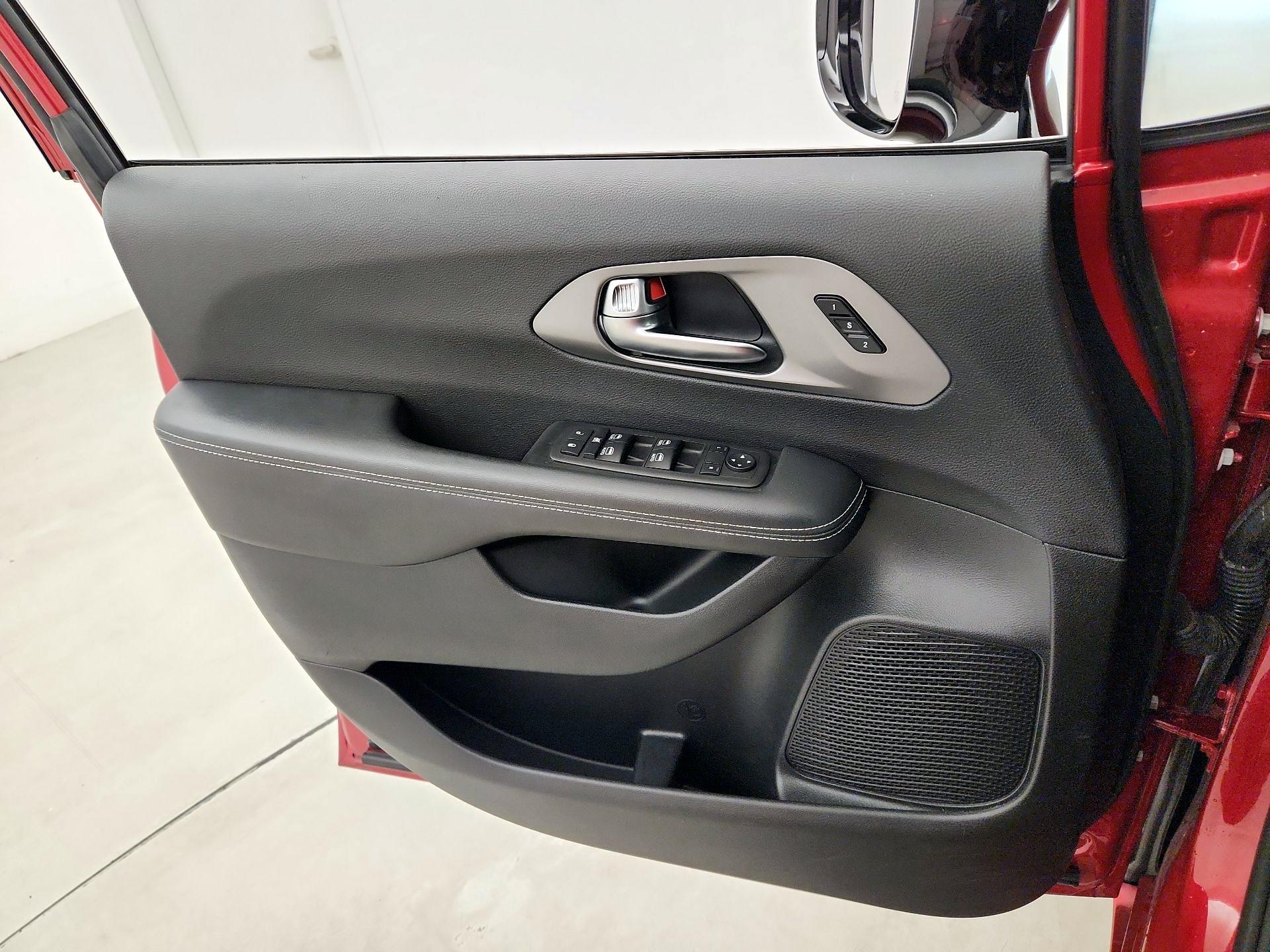 Thumbnail: 2025 Chrysler Pacifica - 12