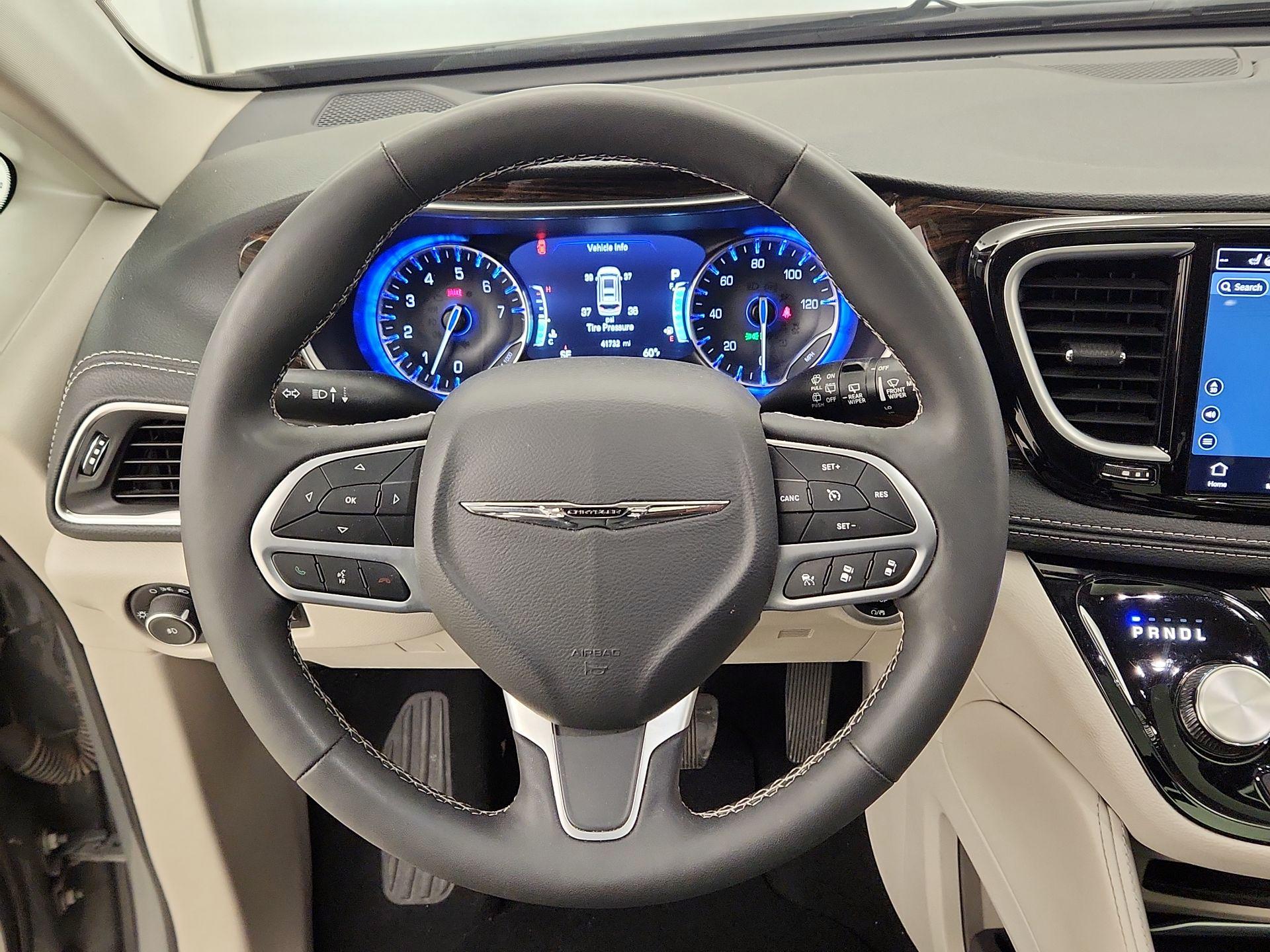 Thumbnail: 2023 Chrysler Pacifica - 10